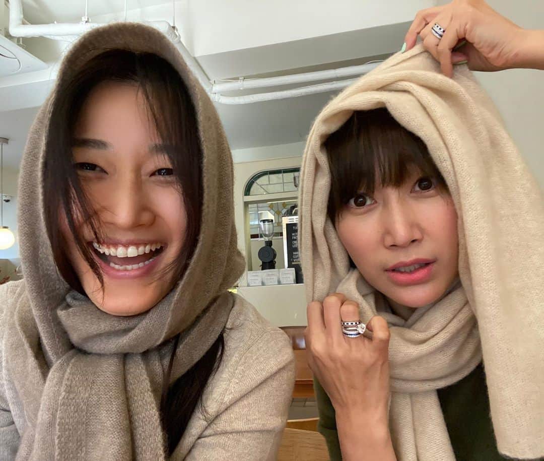 ピョン･ジョンスさんのインスタグラム写真 - (ピョン･ジョンスInstagram)「울정민이 뭘 만들어두 고급지네 ! 광고 20년동안 한 #bienworks 선배님! 언니두 네버스토팜으로 주문했다  100%몽골 캐시미어 98000원이라니  😱😱 넘부드러! #왕고급 나랑 또다른 이미지 @bienworks  응원해!  오랜만에 @ahnsunghyun17  성현언니와  잼있는 애기하며 엄청 먹었네😑 잠시 행복했어요 #과거잡지친구 #정민의조언을잘들어!!🤪 #비지니스우먼👩🏻  오늘라이브 아랫집언니가 🍕피자사오면 하구 #아님말구🙈 #언니배고파 #꼭사와줘#우리집배달꽝!!」11月3日 18時36分 - hoyatoya