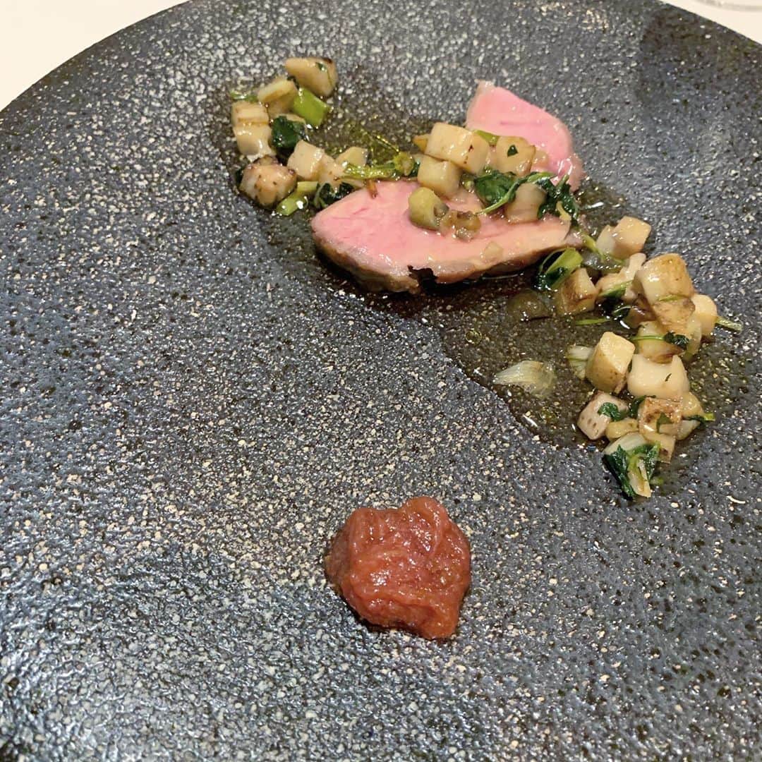 のインスタグラム：「よしえちゃんと優雅なイタリアンLunch🇮🇹 白トリュフとか久しぶりに食べたけど、私はあまり良さを理解できていないので、もう少し食の知識を高めたいなと思いました！しかし代々木上原って素敵なレストランが色々あるんですね😋  ちなみ写真3枚目のロゼが最高に好きなテイストでした！ナポリ・アマルフィ産のワインだそうです。イタリー行きたい🇮🇹」