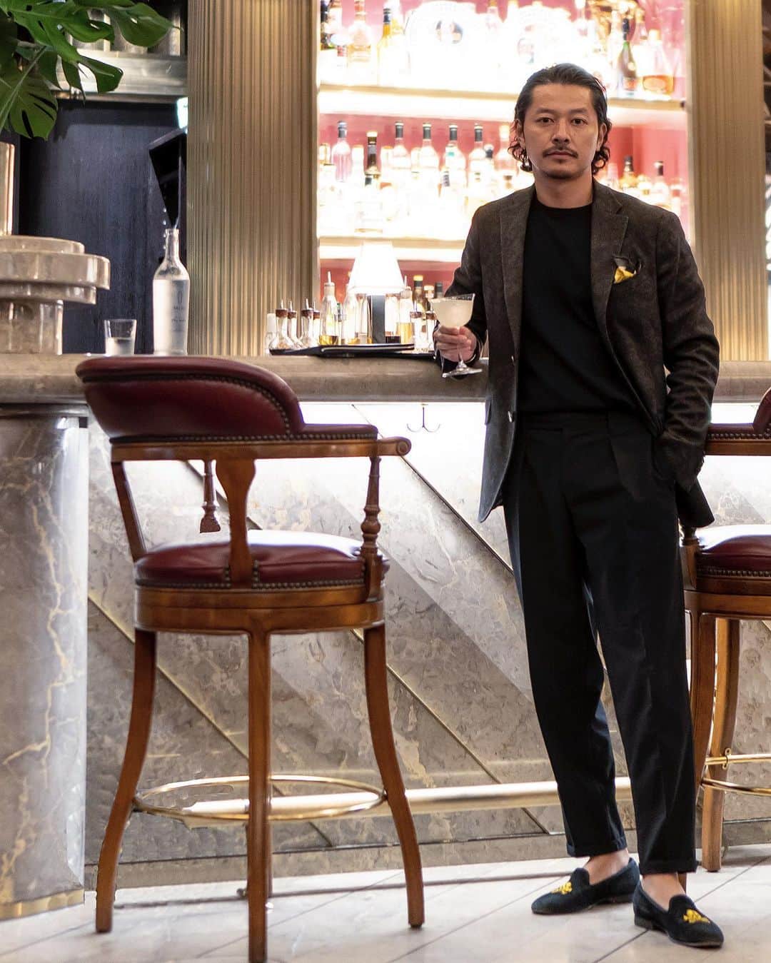 高田朋佳のインスタグラム：「Night scene. If I wear an @etro 24-hour jacket and go out at night, this great bar @atlasbarsg would be nice.  The cool pattern unique to @etro matches the atmosphere of any bar in the world.  ———————————————————————— #24hourjacket #etro #エトロ  #dressstyle #elegantstyle #modernclassicstyle #newclassicstyle #fashion #mensfashion #mensdressstyle #suitsstyle #dapperstyle #takadachannel」