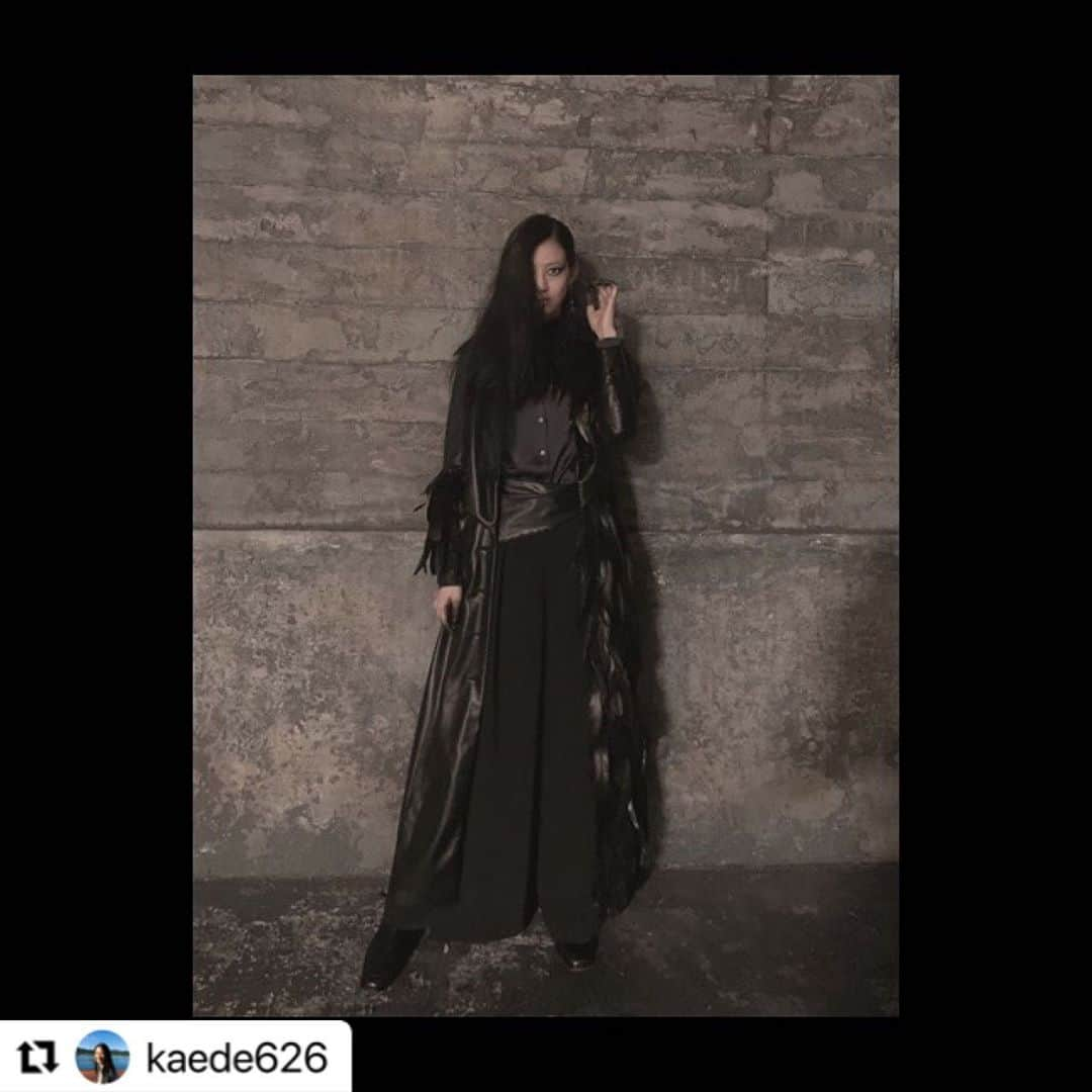 【公式】シンドラ「バベル九朔」のインスタグラム：「#Repost @kaede626 with @make_repost ・・・ #バベル九朔　第3話👏( @babel_ntv ) カラス女はお休み回だったので新鮮に観てました😊チャーハン食べたくなった🤭  写真はモデル風に(笑) 衣装がとても素敵でかっこよかったです。 styling by @sohei_shiina さん  さて、来週は市川さん回。こちらも楽しみです！  #シンドラ#日テレ#カラス女#パリコレ#モデル」