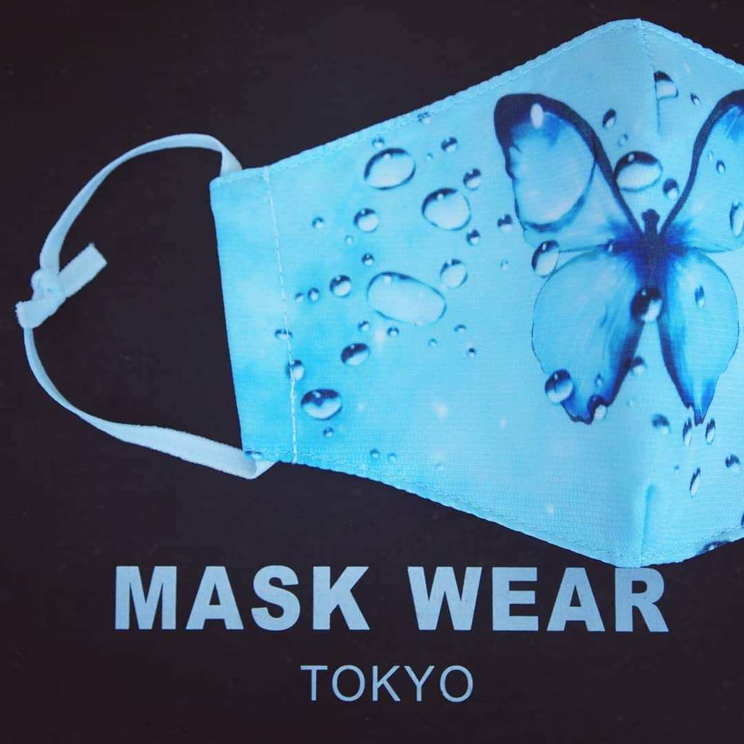 青依青さんのインスタグラム写真 - (青依青Instagram)「maskweartokyoさんからマスクのサンプルが届きました  マスク紐は淡い水色です  ご購入はこちらから↓  @mask.wear.tokyo  #マスク　#mask　#maskweartokyo　#マスクに個性を　#シルク　#シルク素材　  #高品質　#デザイナー　#クリエイター　#デザインマスク　#ファッションマスク　  #design　#アート　#art　#ファッション　#fashion　#シルクマスク　#MWT  #小杉織物　#青依青　#イラスト」11月3日 18時40分 - ao.aoi.ao