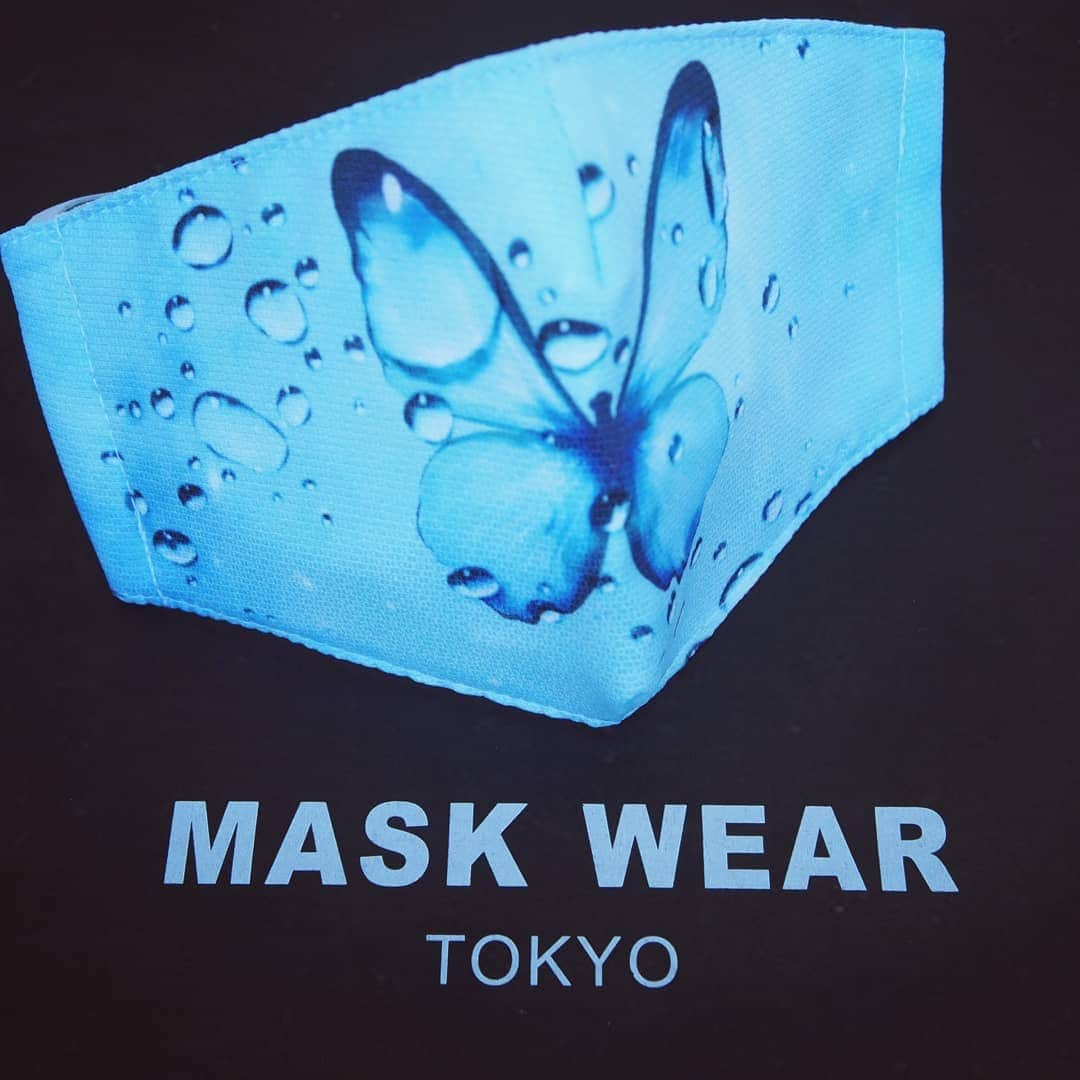 青依青のインスタグラム：「maskweartokyoさんからマスクのサンプルが届きました  マスク紐は淡い水色です  ご購入はこちらから↓  @mask.wear.tokyo  #マスク　#mask　#maskweartokyo　#マスクに個性を　#シルク　#シルク素材　  #高品質　#デザイナー　#クリエイター　#デザインマスク　#ファッションマスク　  #design　#アート　#art　#ファッション　#fashion　#シルクマスク　#MWT  #小杉織物　#青依青　#イラスト」