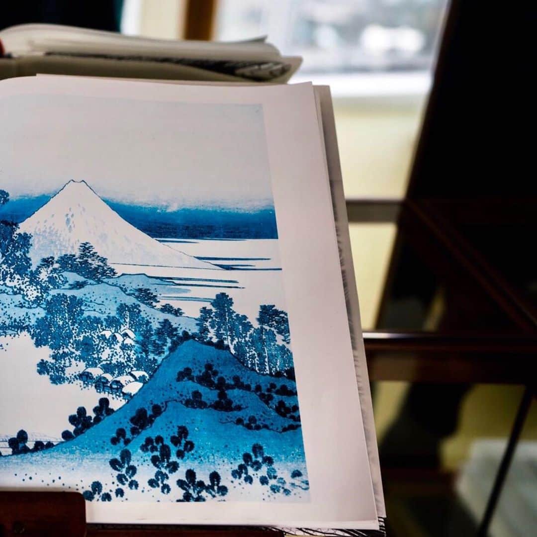 Andaz Tokyo アンダーズ 東京さんのインスタグラム写真 - (Andaz Tokyo アンダーズ 東京Instagram)「Today we celebrate Culture Day in Japan, a day of appreciation for culture, art and academic endeavors ✨ Find inspiration all around the hotel @andaztokyo , from lobby murals to specially curated books in your own guestroom 🎨📚  #文化の日 #cultureday #gotoトラベル #gotoトラベルキャンペーン #visittokyo」11月3日 18時51分 - andaztokyo