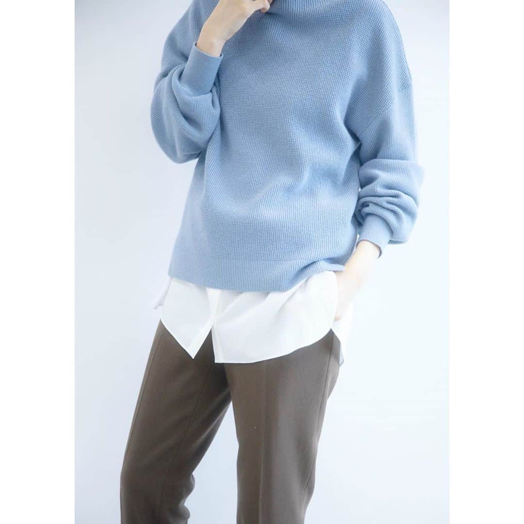 INDIVIのインスタグラム：「- Recommended Knit Styling -﻿ ﻿ ﻿ モックネックや、バルーンスリーブ、ボクシーなシルエットと﻿細かいディティールにこだわった﻿ベーシックで合わせやすい1枚。﻿ パンツ、スカートとボトムスを 選ばない丈感も嬉しいポイントです。﻿ ﻿ ﻿ ✴︎knit.¥14,850(税込)﻿ ✴︎no.127-19446﻿ ﻿ ✴︎pants.¥19,250(税込)﻿ ✴︎no.127-69015﻿ ﻿ ✴︎skirt.¥12,650(税込)﻿ ✴︎no.127-79680﻿ ＿＿＿＿＿＿＿＿＿＿＿＿＿＿＿＿﻿ ﻿ ▷サックス model 162cm ﻿ tops・pants / 38size着用﻿ ﻿ ▷カーキ&グリーン model 154cm﻿ knit・skirt / 05size﻿着用  ﻿ ﻿ #INDIVI﻿ #インディヴィ」