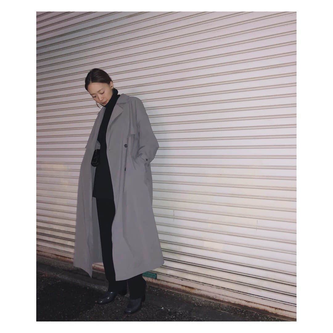 野尻美穂のインスタグラム：「暗くなるのが早すぎる〜 トレンチ苦手だけど、軽い素材で作ってみたらすごく使いやすい🥺💛そしてブーツはブラックでも青みあるUチップブーツを新調😌 って気付いたら11月🧶  #untishold  #wai_ships」