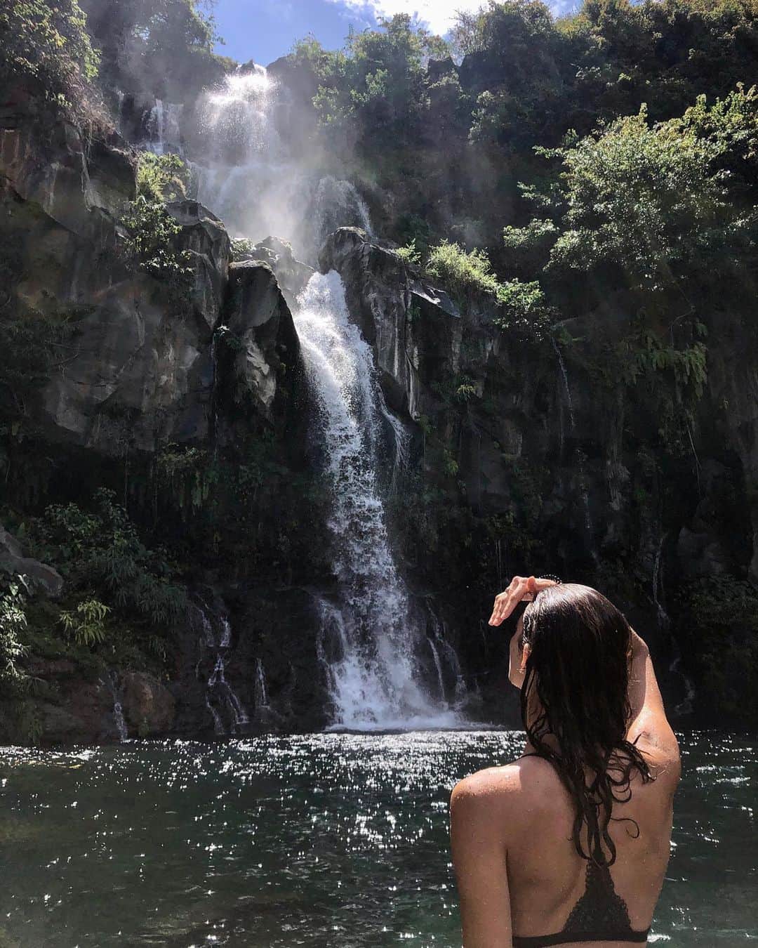 ポーリーヌ・オアロのインスタグラム：「A waterfall to ourselves... couldn’t resist 🐒」