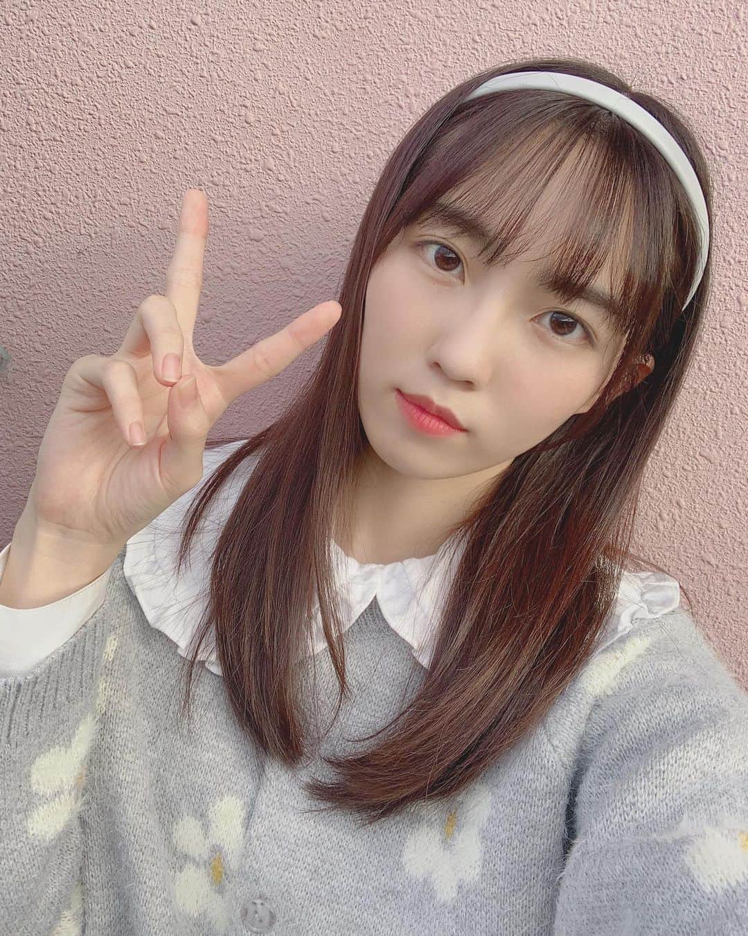 川平朱莉のインスタグラム：「今季、flower(@flower_web )の展示会でオーダーしたカーディガンめっちゃ着てる！🌷  カーディガンに合わせてアイスブルーのカチューシャも一緒に購入しました！☁️」