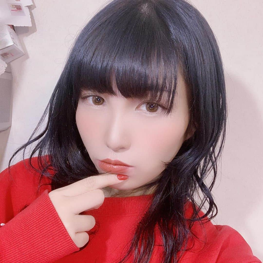 鬼瓦トイ子さんのインスタグラム写真 - (鬼瓦トイ子Instagram)「👹応援色👹  赤とオレンジの組み合わせ✨ 今日は応援なので、 それで行こうかな？  赤はエネルギーを与え オレンジは暖かさを与える。  この写真のように リップは、オレンジ 服は赤でもいいんだよ✨ フレー！フレー！フレー！！  #占い #風水 #cosmetics #fashion #girl #instagood #運気アップ #占い師」11月3日 10時07分 - toi_hpp