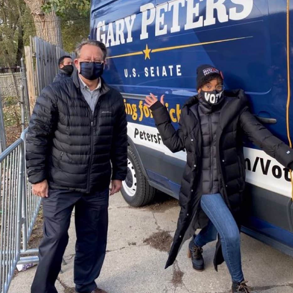 ケリー・ワシントンさんのインスタグラム写真 - (ケリー・ワシントンInstagram)「Michigan is 🔥 🆙 and ready to vote!!!!!!! Felt so good to be back here with all these uh-may-zing volunteers, union workers and activists who care about making their community a better place. It’s not too late to be heard, but the time is NOW! Your voice and your vote matter more than you know and we’re not going to let anybody take that from us. RIGHT?!? Let’s do this thing!!!!!! 👏🏾👏🏾👏🏾」11月3日 10時08分 - kerrywashington