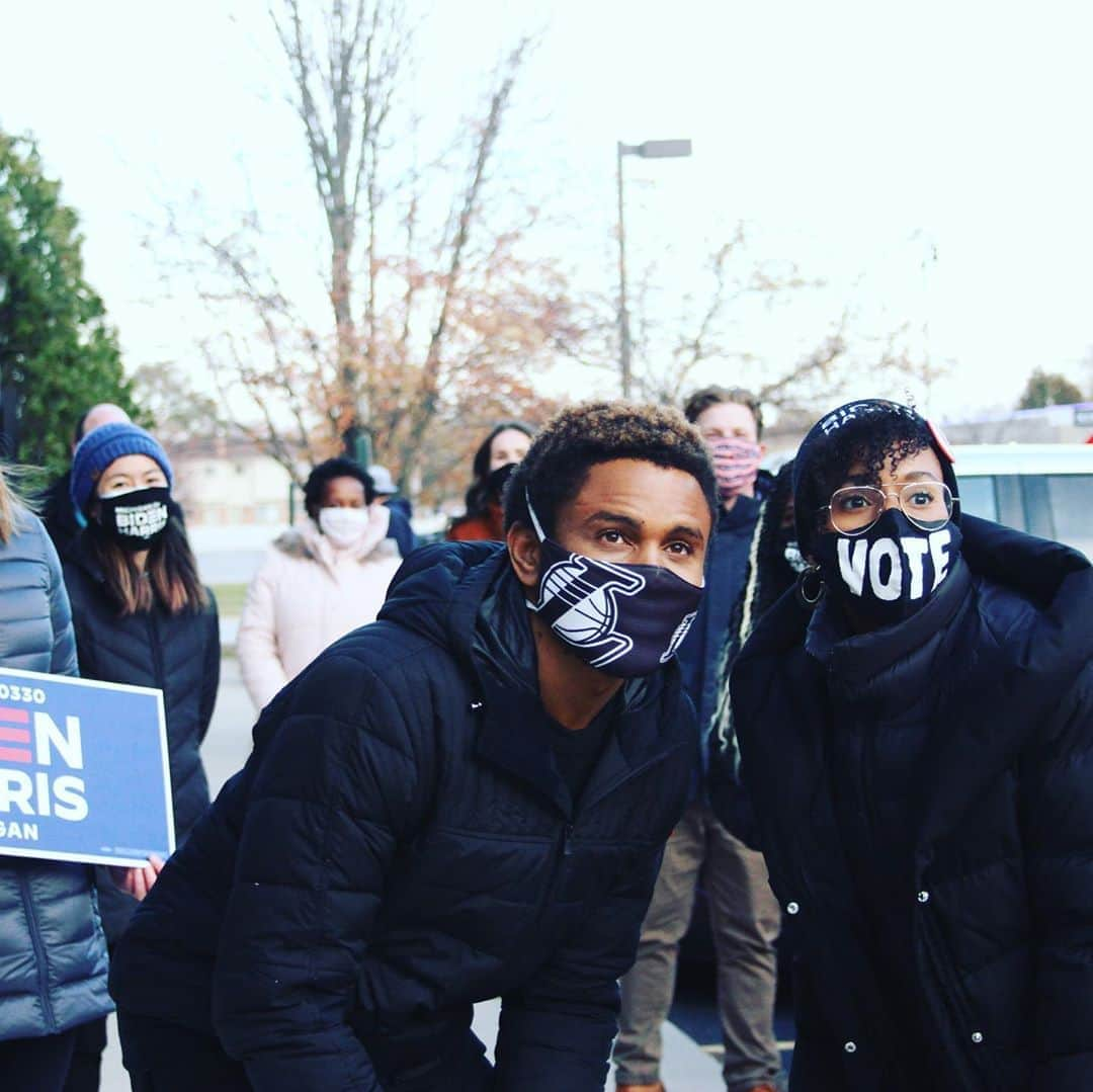 ケリー・ワシントンさんのインスタグラム写真 - (ケリー・ワシントンInstagram)「Michigan is 🔥 🆙 and ready to vote!!!!!!! Felt so good to be back here with all these uh-may-zing volunteers, union workers and activists who care about making their community a better place. It’s not too late to be heard, but the time is NOW! Your voice and your vote matter more than you know and we’re not going to let anybody take that from us. RIGHT?!? Let’s do this thing!!!!!! 👏🏾👏🏾👏🏾」11月3日 10時08分 - kerrywashington