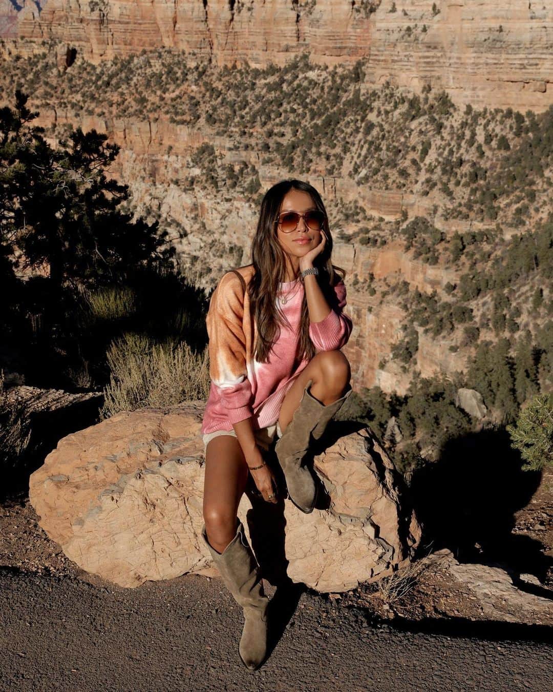 ジュリー・サリニャーナのインスタグラム：「Camouflaging with nature 🏜 @loversfriendsla sweater @revolve #revolveCAMP」