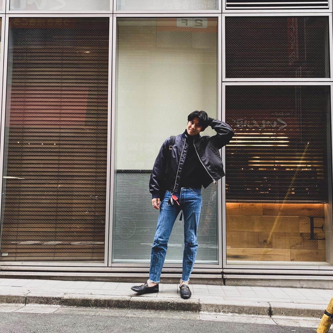 黄皓さんのインスタグラム写真 - (黄皓Instagram)「冬服大好き😘 Jacket: #dior #diorhomme  Knit: #valentino  Denim: #vetements  Shoes: #gucci  Bag: #saintlaurent  @dior @maisonvalentino @vetements_official @gucci @ysl   今日は言葉のあり方について考えを伝えさせてください🤤  言葉は大切。 言葉には言霊があり、人や行動に宿る。  これは間違いなくそうだと思います！ だから言葉を大切にすることはとても重要なんです！  けど、僕は『言葉』が全てではないと思ってます。 どんな綺麗な言葉を述べても、どんなに綺麗な文字を綴っても、実行しなければ、示さなければ、それは空虚な『文字列』や『単語』にしかならないから。  使った『言葉』の真意や真偽は、その人の行動や人生で通ってきた道を振り返って見れば一目瞭然なのではないでしょうか😚  また、『言葉』のもつ意味は、決して一つじゃないと思います。  その『言葉』を使った環境、使われた状況、使われた人たちの関係性から切り離されて、聞いたその『言葉』は『単語』でしかないです。  そう！ 『言葉』の持つ意味は一つじゃないんです。 環境、状況、関係性の中でしか理解できない意味が必ずあります。  自分自身もそうですが、『言葉』と『単語』を見極められるかどうか。見極められる人になりたいなと思ってます😚」11月3日 10時06分 - haohaohaokun