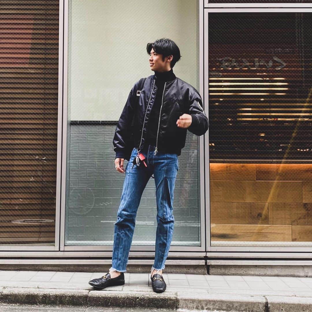 のインスタグラム：「冬服大好き😘 Jacket: #dior #diorhomme  Knit: #valentino  Denim: #vetements  Shoes: #gucci  Bag: #saintlaurent  @dior @maisonvalentino @vetements_official @gucci @ysl   今日は言葉のあり方について考えを伝えさせてください🤤  言葉は大切。 言葉には言霊があり、人や行動に宿る。  これは間違いなくそうだと思います！ だから言葉を大切にすることはとても重要なんです！  けど、僕は『言葉』が全てではないと思ってます。 どんな綺麗な言葉を述べても、どんなに綺麗な文字を綴っても、実行しなければ、示さなければ、それは空虚な『文字列』や『単語』にしかならないから。  使った『言葉』の真意や真偽は、その人の行動や人生で通ってきた道を振り返って見れば一目瞭然なのではないでしょうか😚  また、『言葉』のもつ意味は、決して一つじゃないと思います。  その『言葉』を使った環境、使われた状況、使われた人たちの関係性から切り離されて、聞いたその『言葉』は『単語』でしかないです。  そう！ 『言葉』の持つ意味は一つじゃないんです。 環境、状況、関係性の中でしか理解できない意味が必ずあります。  自分自身もそうですが、『言葉』と『単語』を見極められるかどうか。見極められる人になりたいなと思ってます😚」
