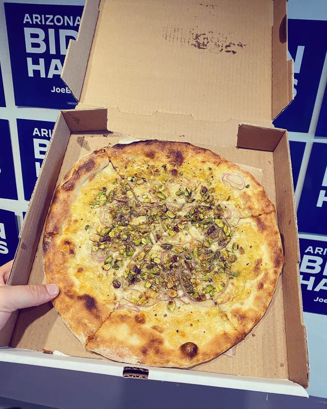 デレク・ブラスバーグさんのインスタグラム写真 - (デレク・ブラスバーグInstagram)「I came for democracy. I stayed for the pistachio thin crust pizza. 🇺🇸🧢🍕🌵THANK YOU FOR THE WARM WELCOME, ARIZONA! Sending you 💙🤞 for tomorrow. #bidenharris2020」11月3日 10時16分 - derekblasberg