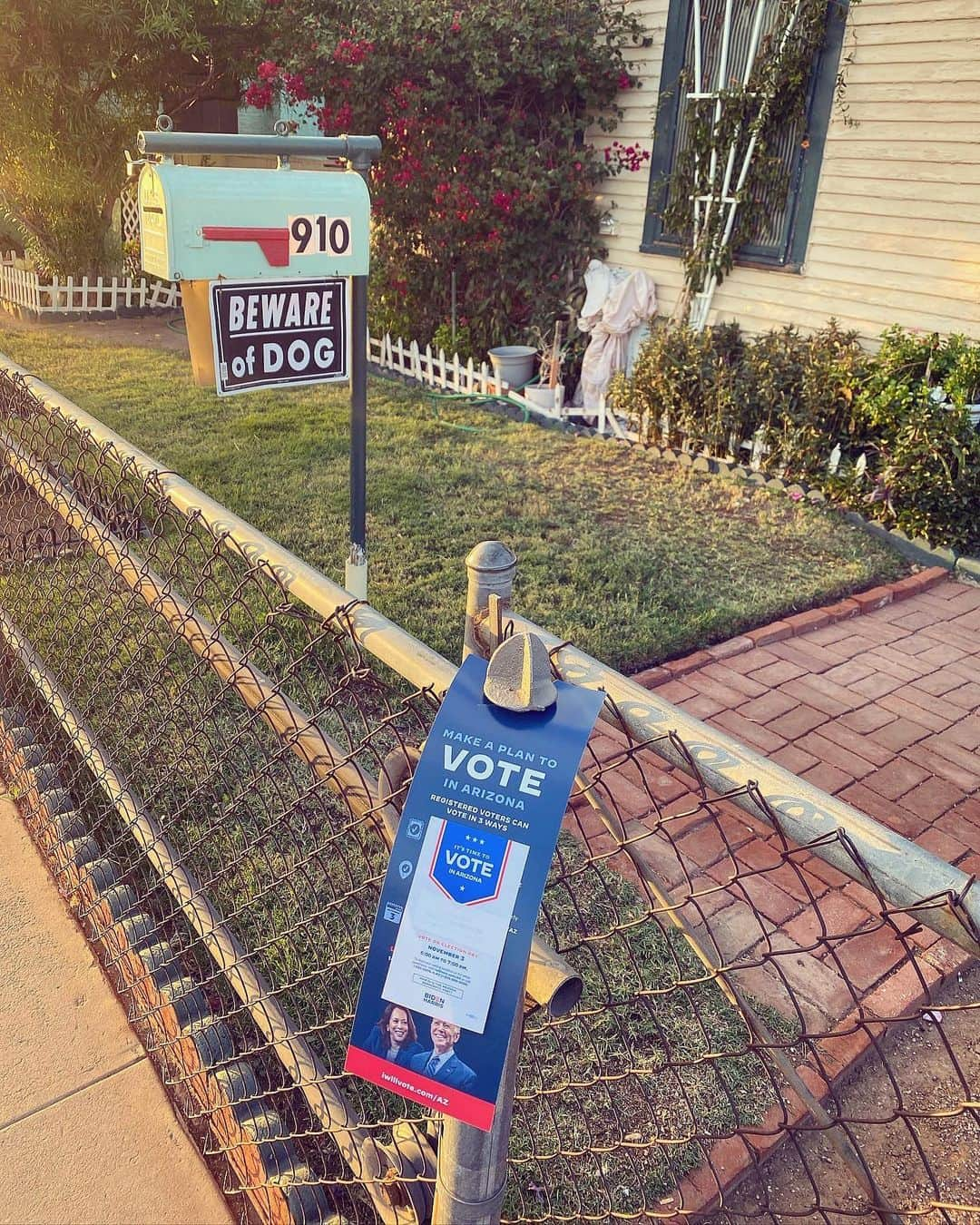 デレク・ブラスバーグさんのインスタグラム写真 - (デレク・ブラスバーグInstagram)「I came for democracy. I stayed for the pistachio thin crust pizza. 🇺🇸🧢🍕🌵THANK YOU FOR THE WARM WELCOME, ARIZONA! Sending you 💙🤞 for tomorrow. #bidenharris2020」11月3日 10時16分 - derekblasberg