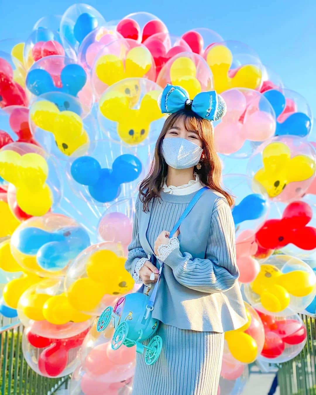 Kanaのインスタグラム：「ㅤ ㅤ 海外でよく見る光景が日本でも🥺💭💘 ㅤ この日は風船がたまたま外で売ってて 風になびいてたから風下に立ったら 幸せすぎる写真が撮れました🐭💫 ㅤ ㅤ カラフルで最高に可愛い〜ッ🥰🎈🎨🌈 ㅤ ㅤ ㅤ ㅤ そして！今日はこれから ロメでフリマを行います✌🏻💓 ㅤ 来てくださる方々 お待ちしています〜っ⛪️🤍 ㅤ ㅤ ㅤ ㅤ ㅤ ㅤ ㅤ #kana_disney #kana_disneybound ㅤ ㅤ #東京ディズニーランド #ディズニーランド #東京ディズニーリゾート #シンデレラ城 #シンデレラ #ディズニーバウンド #シンデレラバウンド #ディズニーコーデ #ミッキーバルーン #tokyodisneyland #tdl #tokyodisneyresort #tdr #disneyprincess #disneybound #mickeyballoons」