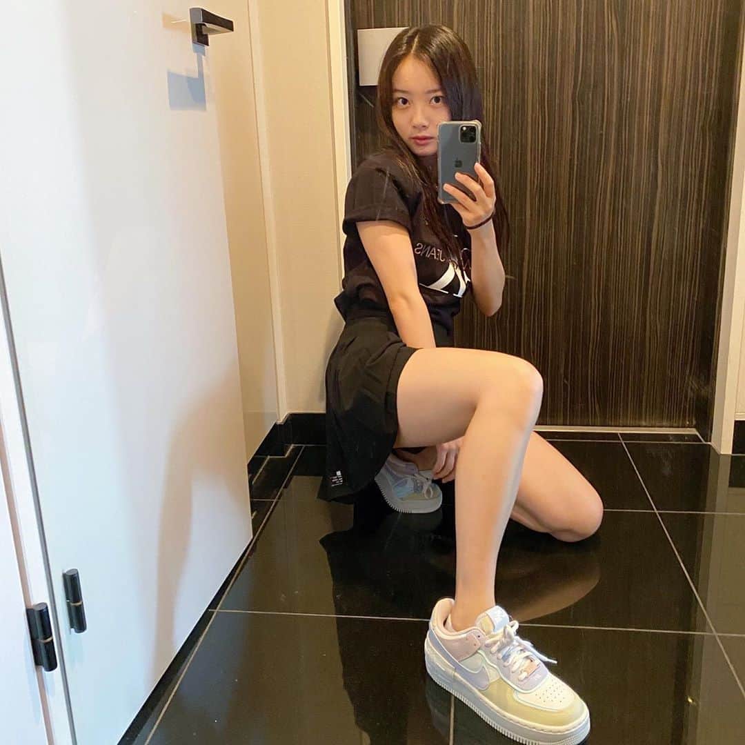 青山舞莉のインスタグラム：「最近お気に入りのお靴🤍 本日2時間睡眠だけど頑張るよ〜 ずいぶん前の写真だよ」