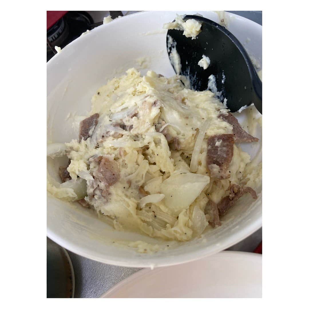 長田成哉のインスタグラム：「豚肉を炒めてアイラップで蒸したジャガイモと薄くスライスした玉ねぎ、ガーリック入りの塩胡椒にマヨネーズとトリュフオイルで混ぜたこのポテサラ。 旨過ぎた。作り置きのつもりが全部食っちゃった。笑 ＃個人的な自炊の記録」