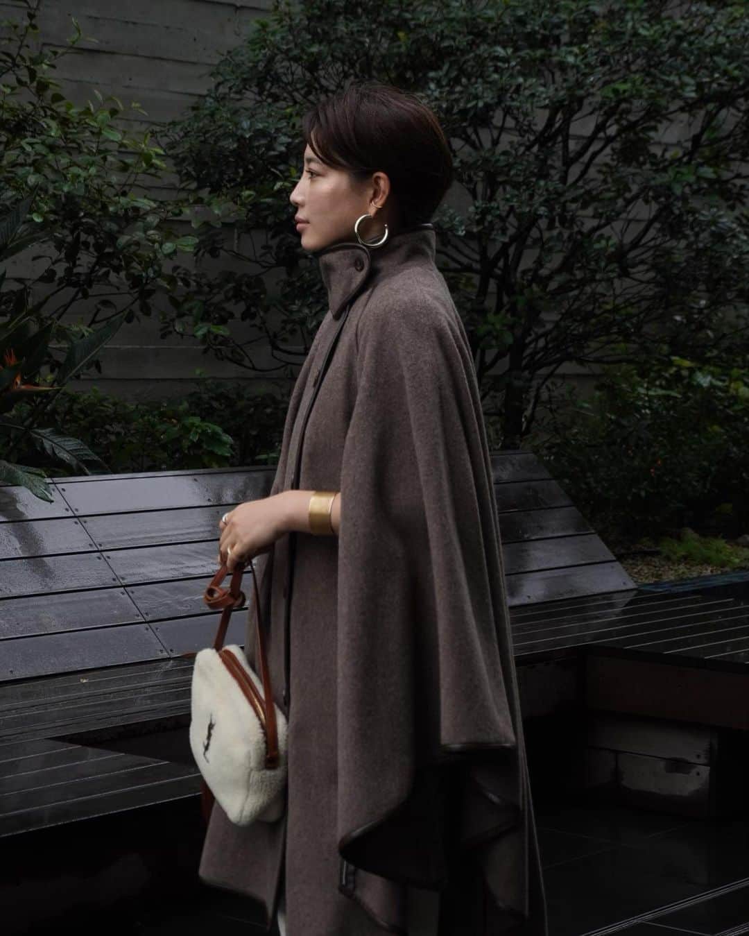 JUNNAのインスタグラム：「あっという間に11月...  今月も素敵なお洋服たちがスタンバイしております。  11月5日発売の新作から特に気に入っている  #パイピングミリタリーポンチョコート  ウール100%  高い保温性とソフトな風合いが特徴の上質なウールに、程よい光沢感を加え、 シャープな印象で仕上げたポンチョコート。  一番のポイントは首元のミリタリーディテール。 このディテール、見た目の可愛いさは勿論ですが、 とっても、とっても暖かいのです。 首元無風体験😳ぽっかぽか  フェイクレザーのパイピングがメリハリを加え、 シックな着こなしに...  ポンチョはどんなデザインニット、ボリュームニットも包み込んでくれちゃうから毎年重宝しています。  今年はアーム部分にファスナースリットを採用して 袖を出す事も出来る仕様に...🤭  ポンチョはバッグが持ちにくいと言うお声に ETRÉらしくお応えしました💪  #etretokyo #2020ETRE_AW  【新作発売スケジュール】 📍ルミネ新宿店　毎週木曜日 📌ETRÉ TOKYO  毎週木曜日19:00 📌ZOZOTOWN  毎週金曜12:00 📌ELLESHOP  毎週土曜19:30  #秋#秋服#アウター #コート #冬 #冬コーデ #アウター#156cm#モノトーン #モノトーンコーデ #アディクション#秋メイク#大人カジュアル#ベージュ#ysl#yslbag #ポンチョ」