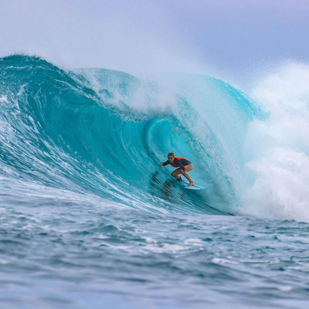 ボルコムのインスタグラム：「We are thrilled to welcome super talent @SierraKerr to the Volcom Family! Come celebrate with us at vol.cm/sierrakerr for a full exclusive interview and story from our friends @Stab 🏄‍♀️ 🏂🏌️‍♀️🏉🎣 #TrueToThis 📸 @kanduivillas」