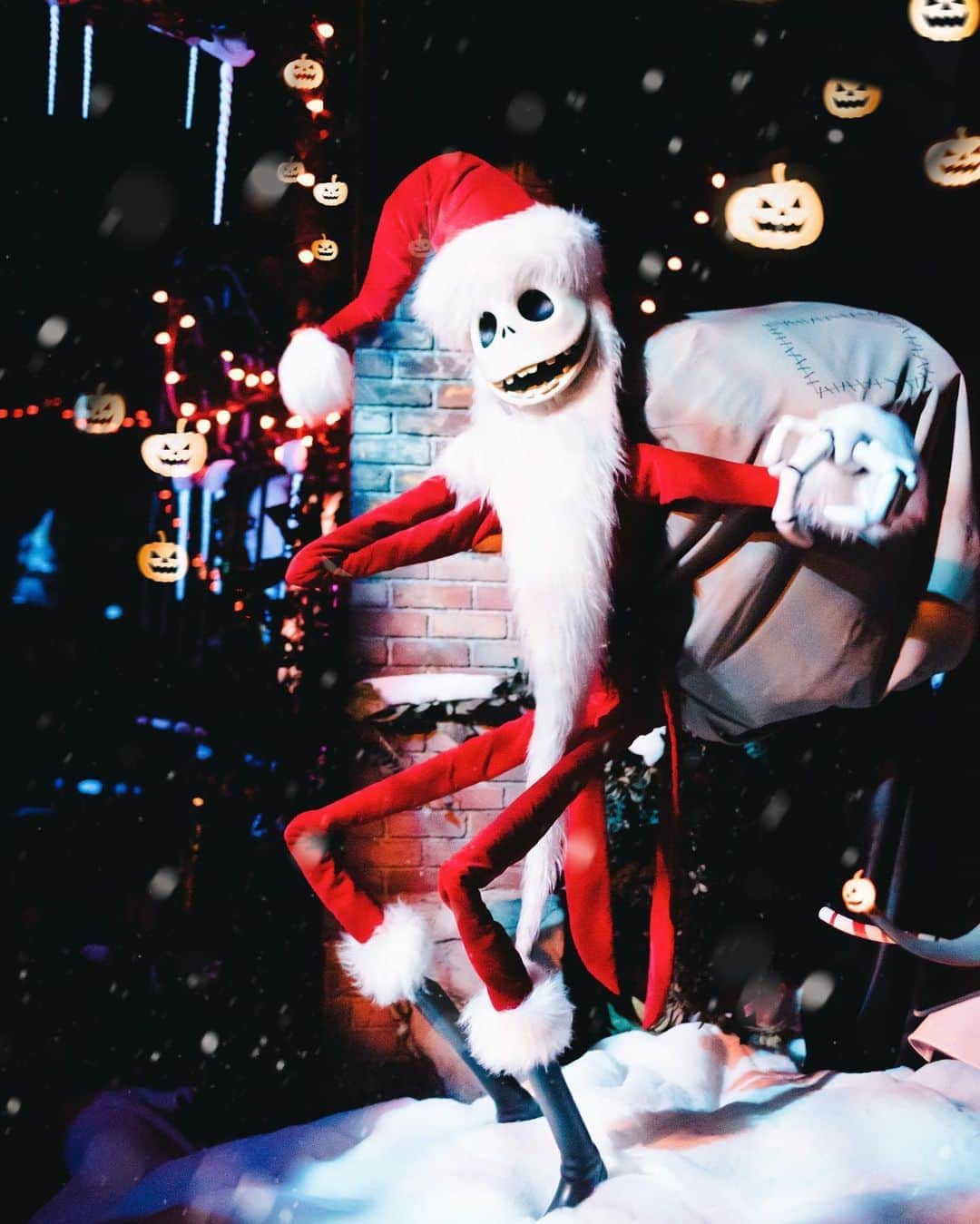 Kahoさんのインスタグラム写真 Kahoinstagram クリスマスとハロウィンの間の時期に見たくなる作品 ナイトメアー ビフォア クリスマス ホーンテッドマンションは秋から冬にかけて ナイトメア仕様になるんだよね アトラクションには乗っとこと