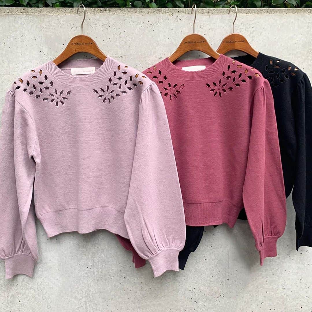 のインスタグラム：「【👗Recommend ITEM👜💕】 両肩部分に花柄のカットワーク刺繍の入った デザインニットが店頭で大人気😍❤️  同色のフラワー刺繍なので着やすいのに 顔回りを華やかにしてくれる リモート映えも確実な1枚✨  ドロップショルダーのパフスリーブデザインなので きちんと感がありつつ リラックス感もある絶妙のバランスが様々なシーンで活躍します😉🎶  👉スワイプして 31filles ゆりゆり（162cm/@31_yuriyuri） ルミネ池袋店 ななたん（148cm）  広島パルコ店 りっちゃん（158cm） の着こなしもCHECK😘❤️ ———————————————————— ♦️カットワーク刺繍モックネックニット￥8,900+tax #31sdm品番050008 カラー(ブラック/ラベンダー/ピンク) ワンサイズ ———————————————————— 入荷予定日や在庫は、店舗により異なります❕ また、予告なく入荷日が変更となる場合がございますのでご了承ください🙇‍♀ 店舗では、入荷連絡も承っておりますので スタッフまでお声掛けください☺️💕 #31Sonsdemode #31sdm #31sdm_outfit #fashion #coordinate #trend #feminin #sweet #recommend #recommended #knit #designknit #flower #flowers  #トランテアンソンドゥモード #トランテアン #コーディネート #トレンド #フェミニン #大人気 #新作 #映え #大人可愛い #おうち #オススメ #ニット #花柄 #リモートワーク #リモート」