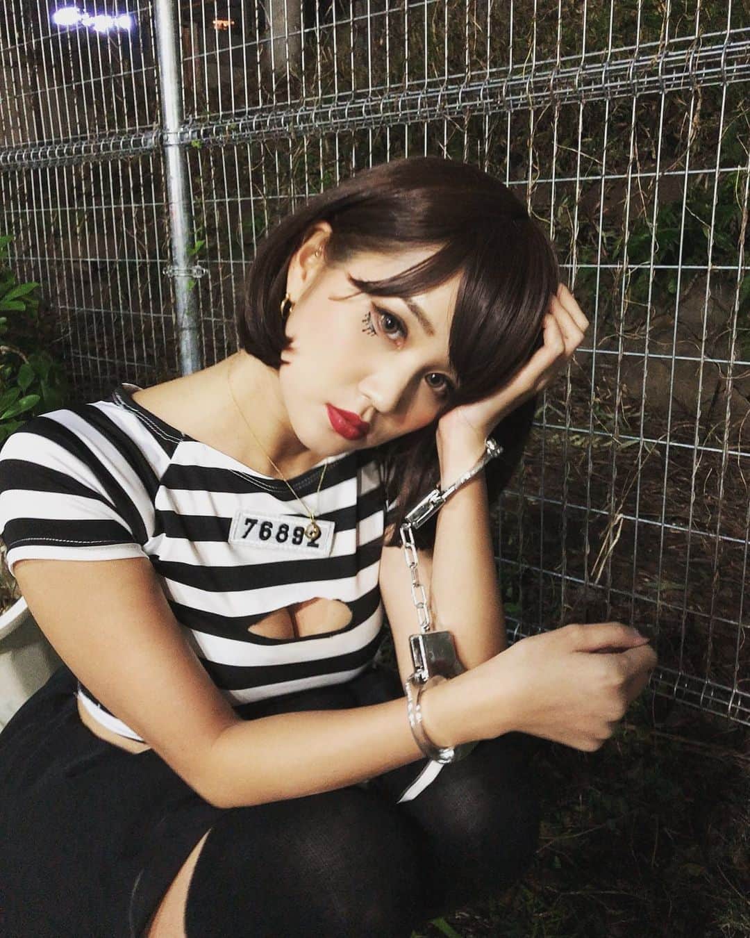 LORYのインスタグラム：「おはようございます🤍 ． 今年は何も仮装しなかったから、去年のひっぱりだしてきた🙂もう11月ですけど😛 みんなはどんなハロウィン過ごした？✨ 次はクリスマスにうきうきするーー😚💕💕 #囚人コスプレ」
