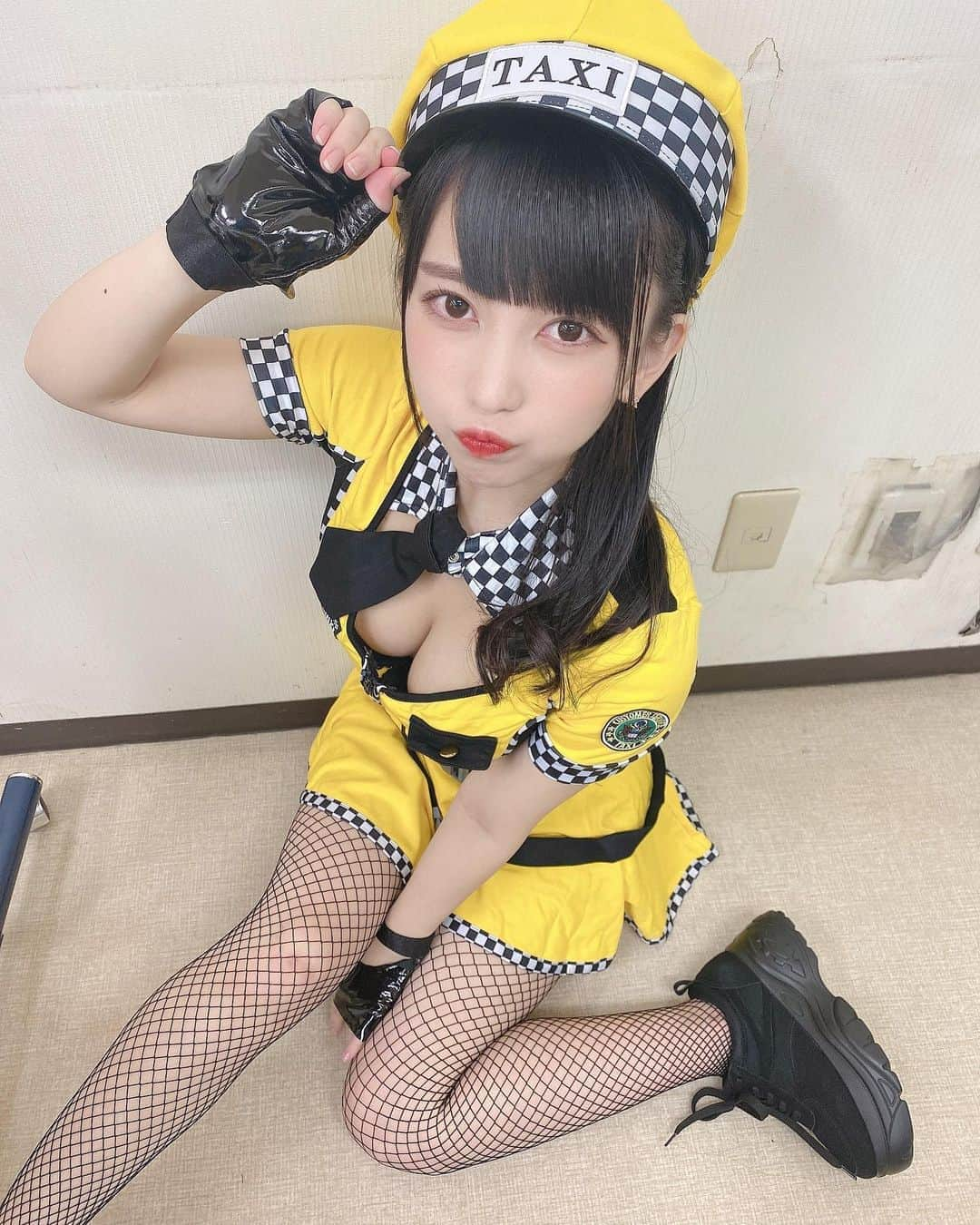 髙木由莉愛さんのインスタグラム写真 - (髙木由莉愛Instagram)「タクシードライバーなんですけど 運転免許持ってないので 私のタクシーになってくれません？？？  #コスプレ #ハロウィン #タクシー #運転 #車 #網タイツ #太もも #黒髪 #久しぶりの投稿 #フォローミー #japan #idol #Cosplay」11月3日 10時23分 - yuria_takaki