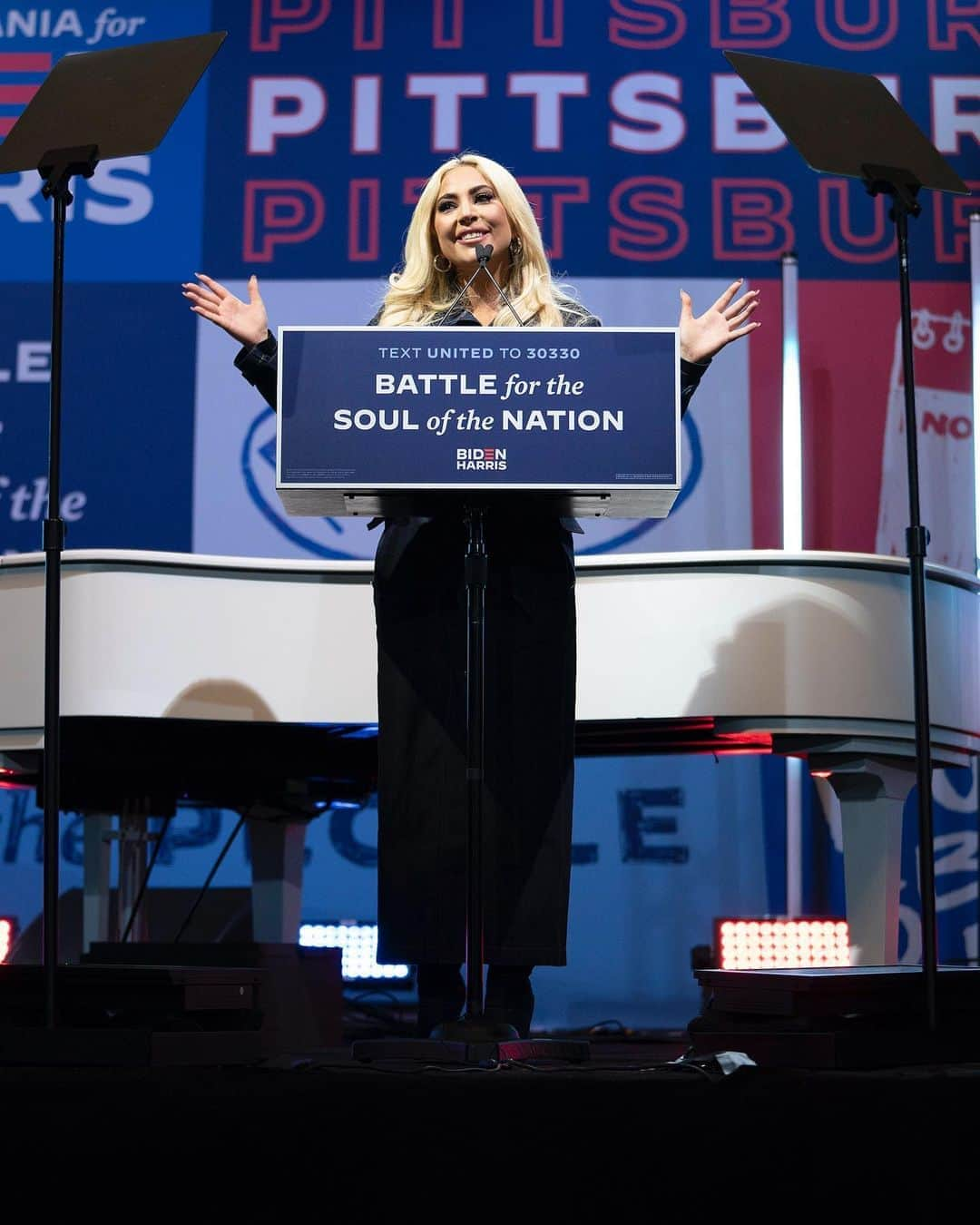 Just Jaredさんのインスタグラム写真 - (Just JaredInstagram)「@ladygaga speaks on stage at Joe Biden’s pre-election rally in Pittsburgh to urge people to vote Donald Trump out of office tomorrow. To watch the full speech, tap this photo at the LINK IN BIO. #LadyGaga #JoeBiden Photos: Getty」11月3日 10時26分 - justjared