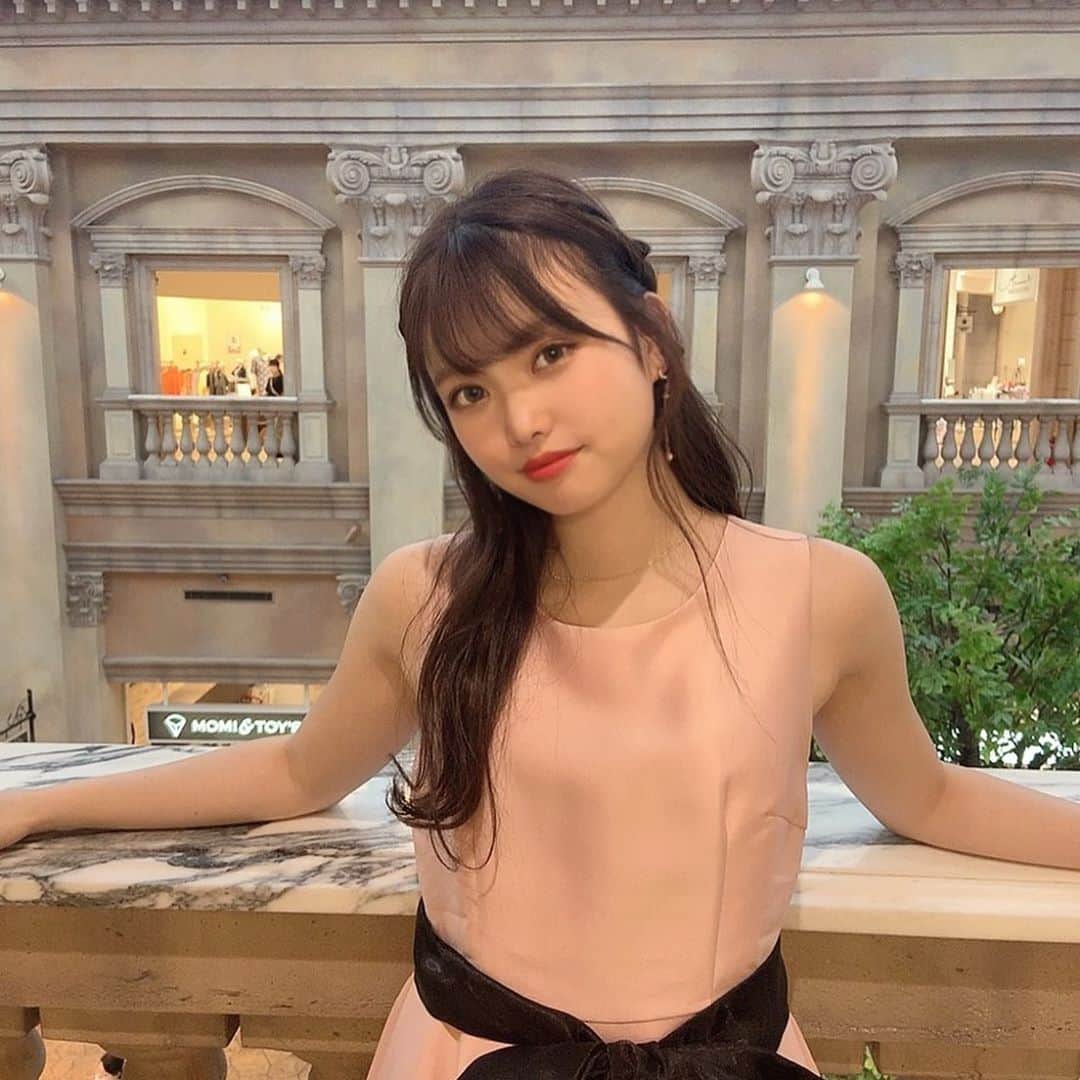 のインスタグラム：「ずっと載せたかった写真！！ ミスコンが終わり、今日は授業がお休みなので何をすれば良いか迷ってます🤔✨ #パーティードレス #ビーナスフォート  #お台場」
