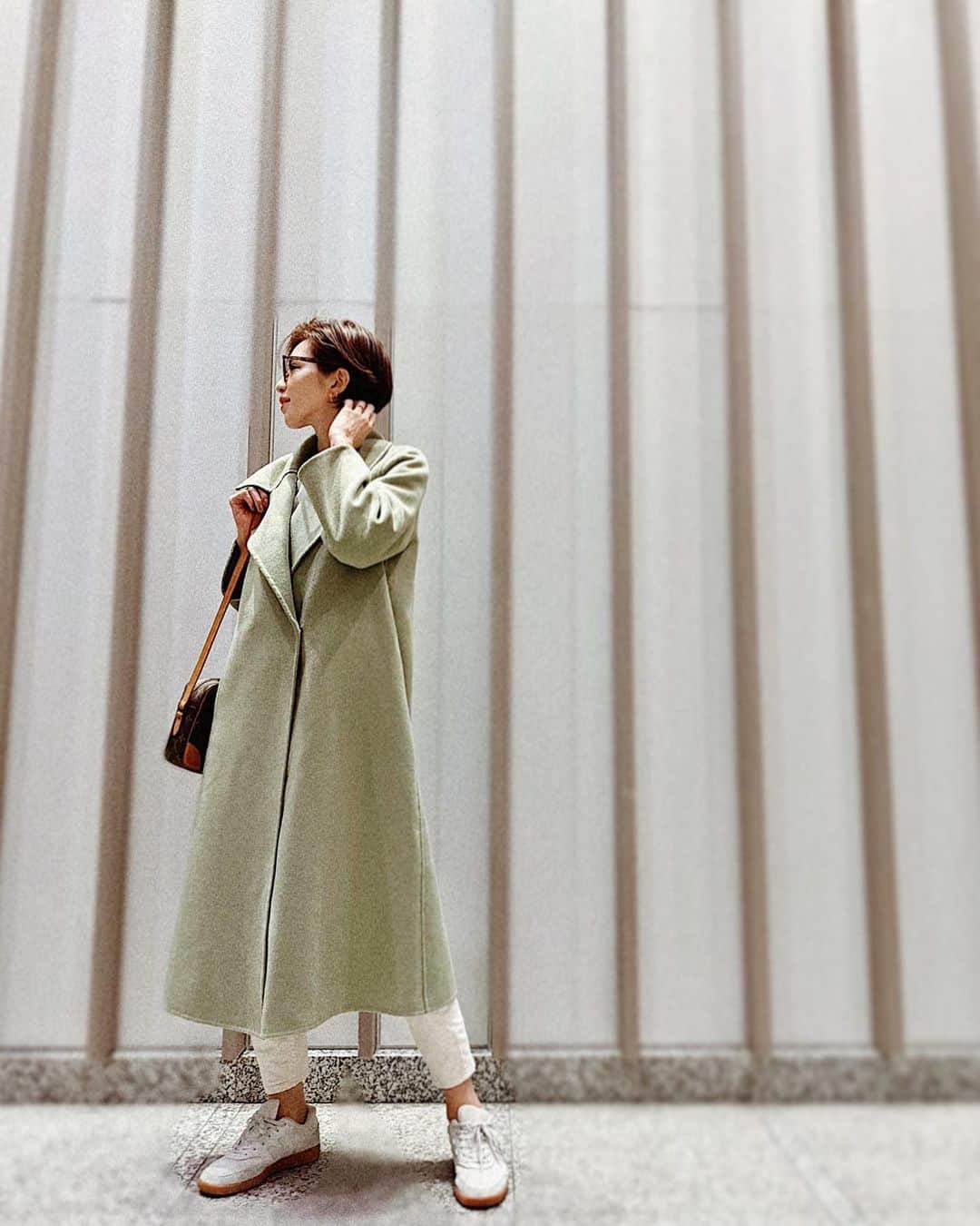 来夏さんのインスタグラム写真 - (来夏Instagram)「#💚 すっかり肌寒くなって コートの季節🌾 @amail_official  の優しいミントカラーの ロングコートは シンプルな服にぴったり✨ 丈が長めなのもお気に入り👍🏽 #amail #outfit #秋服 #ママコーデ」11月3日 10時43分 - rairairaika