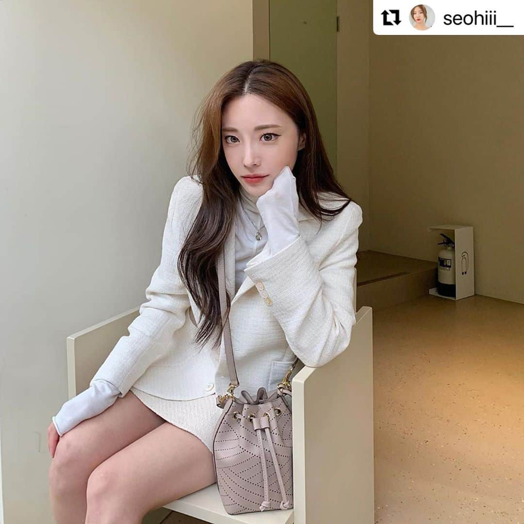 DAKS Koreaさんのインスタグラム写真 - (DAKS KoreaInstagram)「#Repost @seohiii__ with @make_repost ・・・ 고급지게 여성미를 더해주는 닥스가방🖤 실제로보니 재질 너무 좋고 펀칭 디테일도 너무 예뻐요!!  #제품협찬#닥스#닥스가방#닥스칼라일  _ #DCBA0F731I2 _ #닥스 #닥스코리아 #닥스악세서리 #닥스액세서리 #DAKS #DAKSACCESSORIES #Lfmall  #크로스백 #여자가방 #여성크로스백 #가방선물 #버킷백 #가방추천 #대학생선물추천 #선물추천 #데일리룩 #ootd #accessories #daily #fashion #오오티디 #여자선물추천 #핸드백」11月3日 10時36分 - dakskorea_accessories