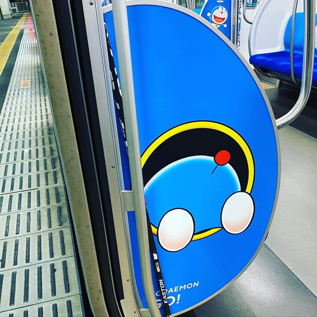 森永理科のインスタグラム：「ドラえもん好きなんだけど、今はこんな電車があるのだー 本数は少ないようなので出会えて嬉しいやーつです。 めっちゃかわいかった。」