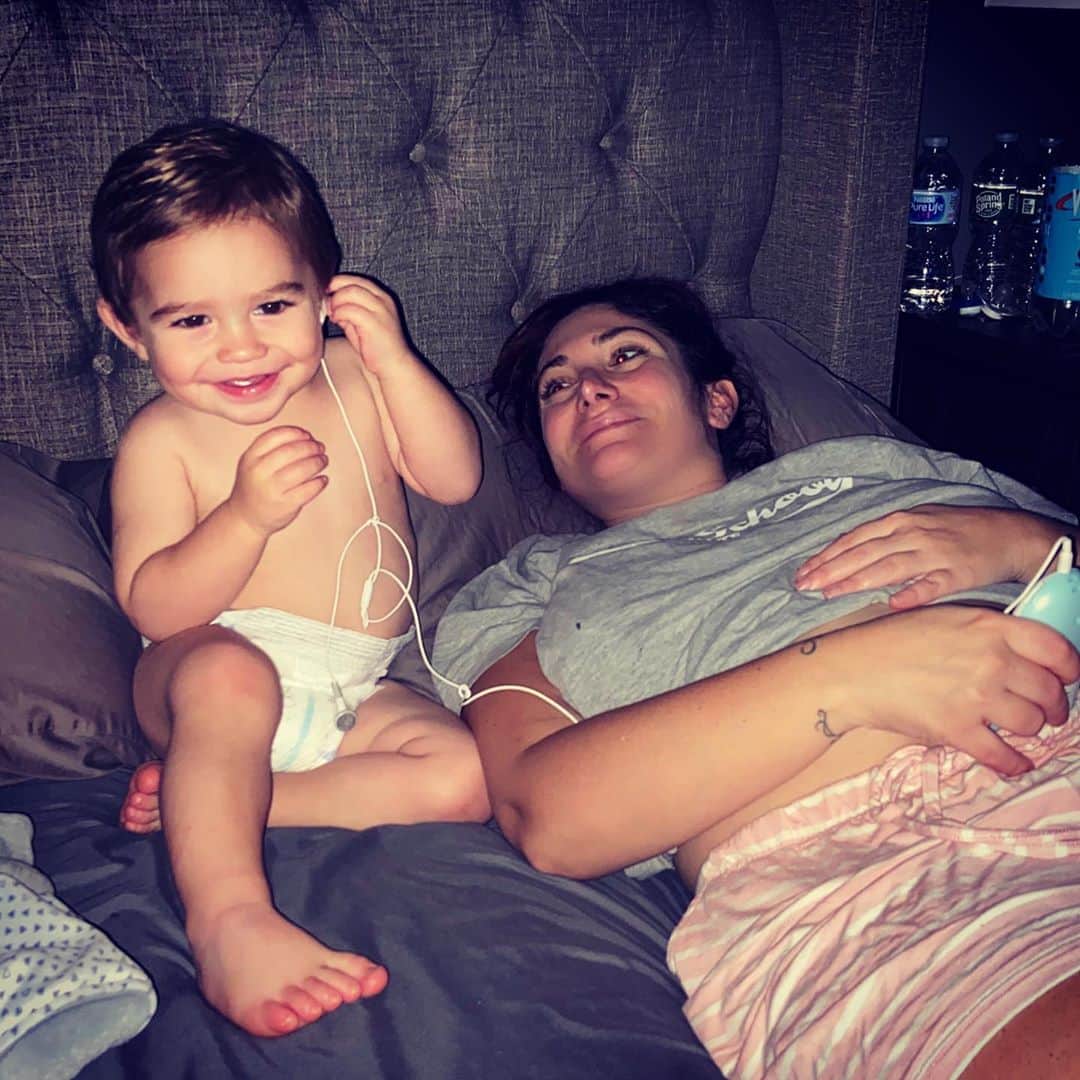 ディーナ・ニコール・コルテーゼのインスタグラム：「CJ listening to his little Brothers heart beat 💙 (we had him listen for the first time last night.. then tonight we got in bed and he pointed to his ears and said baby 😩) #bigbrother」