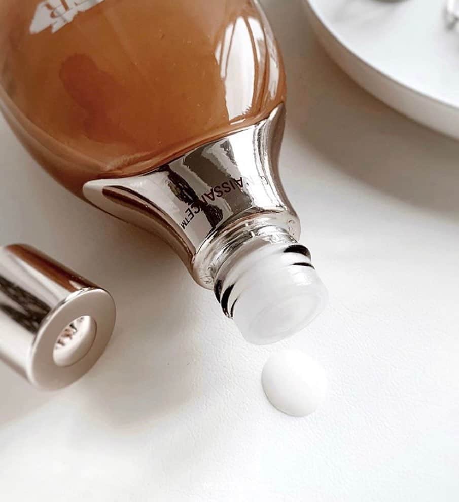 ドゥラメールのインスタグラム：「Meet Genaissance de la Mer The Infused Lotion. This unique, cream-infused watery lotion becomes pure velvet on the skin. Awash in the transformative energies of the sea as skin is hydrated, softened, nourished and strengthened. Primed to transform, the complexion is then ready for the power of the entire #GenaissancedelaMer collection.⁣ ⁣ #Regram ℅ @_mi.isbel」