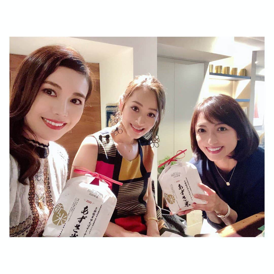 望月理恵さんのインスタグラム写真 - (望月理恵Instagram)「大好きな場所に大好きな2人と☺️ @natsuki_ito8 @azusa.segawa   ナツキちゃんのハッピーオーラを 浴びながらよく喋った〜〜 #アズサちゃんお米ありがと #あずさ米　#新米の季節  #ナツキちゃん本当におめでとう！ 眩しかった〜✨ @salondetheluvond」11月3日 10時45分 - mochiee28