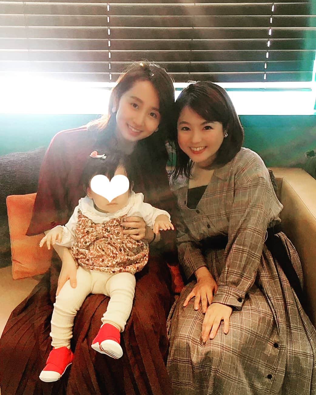 小野恵美のインスタグラム：「YOKOHAMA My Choice!新旧パーソナリティで再会🥂✨ 現パーソナリティを務める荻野仁美ちゃんと久しぶりに会いました💕  卒業のご挨拶が初めて会ったきっかけなのに、とっても気が合うのです❣️ 娘も仁美ちゃんが大好きで、ずっと遊んだり抱っこしてもらってました😆  家も近いのでまた遊んでもらおう🥳  #フリーアナウンサー #ラジオ #横浜 #ラジオパーソナリティー」