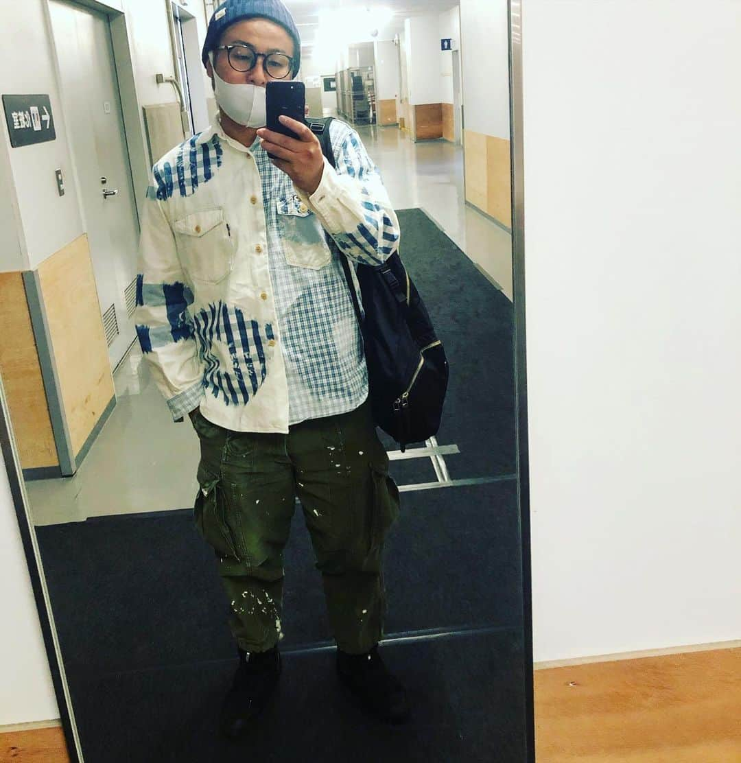 石山大輔のインスタグラム：「久しぶりの私服投稿です。  自分で手縫いでダメージを修正してペイントしたワークパンツ。  元値が古着で3000円くらいだから、ラッキー！！　  そして、このパンツを藤田君仕様にリメイクしていきます。　  詳しくは近日のYouTubeで。  11/1からYouTubeを毎日更新していくことに決めました！！  来年の11／1までに登録者11万人を目指します！！  今が1万人いかないくらいなんで結構大きい目標です！！  来年にその目標を達成すると全国11箇所で無料ライブを行います！！  果たして、達成出来るのか！？  リメイク以外でもたくさんの企画にチャレンジしてるので、どれか好きな企画を見つけて視聴してくれれば嬉しいです！  https://youtu.be/jEqB9cd7ejs  こちらの『決意表明』で詳しく話してます！  #リメイク #石山工房 #YouTuber #バンビーノ #芸人」