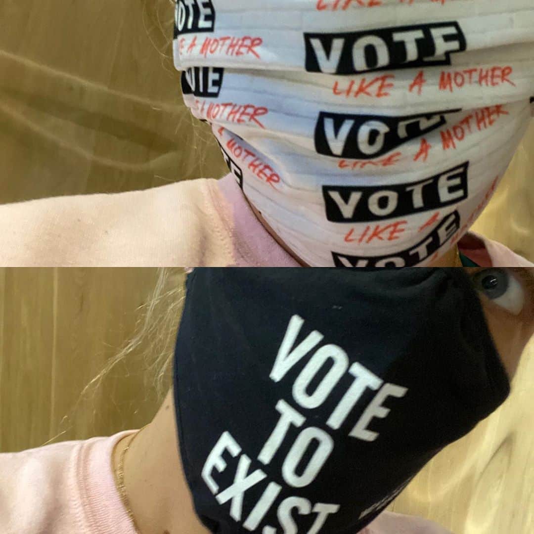 ビジー・フィリップスさんのインスタグラム写真 - (ビジー・フィリップスInstagram)「I’m sure you’re sick of people telling you to be sure to #vote TOMORROW but here are all the ways I’ve been telling people in the past several weeks. This is it, bbs. Don’t think one vote doesn’t matter, you know that’s not true. Don’t be intimidated by online threats or long lines(make friends! Maybe FOR LIFE?) Drop off your mail in ballot IN PERSON!! Look online for voter guides and bring them with you and for GOD’S SAKE, vote for @joebiden and @kamalaharris and let’s bring SANITY and  EMPATHY back to this country and start to rebuild and form the country WE want to see-one that’s reflective of the FUTURE we envision- one that’s inclusive and tolerant and understanding and *NOT* one based in some antiquated racist ideology that’s about oppression and money and BELONGS IN THE FUCKING PAST. I love you so much. I know this is hard. It IS. But in the words of my friend @glennondoyle WE CAN DO HARD THINGS. THIS is the marathon! And it hasn’t been a sprint! It’s been long and exhausting and sometimes felt impossible to finish BUT! we’ve been doing the work and it’s mile 25! We have 1.2 miles left to go!! Let’s get it over the finish line, and I PROMISE THAT WE WILL deal with the blisters and bleeding nipples next week. (Really going all the way with the marathon metaphor) OK. Do what you gotta do- just get there. I believe in you. I love you(have I said that already?) See you on the other side, my bbs. #voteblue2020 #voteforchange #votehimout #vote #bidenharris2020」11月3日 10時53分 - busyphilipps