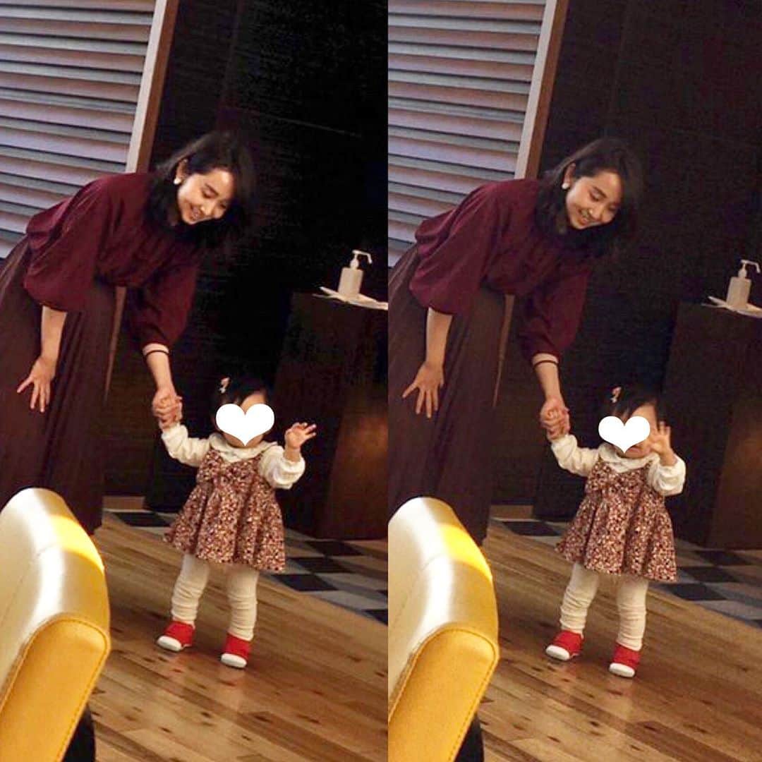小野恵美のインスタグラム：「おててフリフリしてバイバイ👋💕 #1歳1ヶ月 #女の子ママ #女の子 #女の子ベビー #子育て #バイバイ」