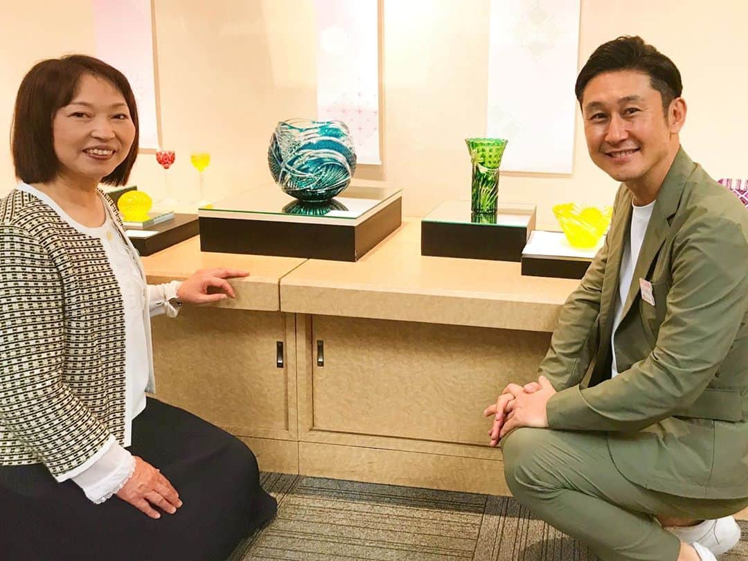 のインスタグラム：「島津薩摩切子 復元35周年記念展へ  これまで牽引してきた 薩摩切子作家の中根櫻龜さんに お話を伺いました😊  今回のテーマは 『伝統と革新これからの未来に繋ぐ』  中根さんの作品はもちろん 若手作家の皆さんの 美しく斬新な作品や 東京で開催された テーブルウェアフェスティバルで発表された 和テイストの洋食器などが並びます  ぼかしの技術と繊細なカットで 光に魔法をかけたよう！  今日まで 山形屋画廊で開催中(^^)  #薩摩切子 #島津薩摩切子 #中根櫻龜 さん #伝統工芸品 #復元35周年  #復元35周年記念展  #山形屋画廊 #鹿児島 #kagoshima #satsumakiriko #仙巌園 #集成事業」