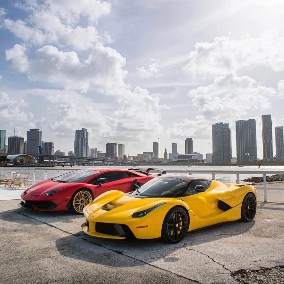 CarsWithoutLimitsさんのインスタグラム写真 - (CarsWithoutLimitsInstagram)「Battle of the V12s 💫 Owner @wiresonly  Photo @carsthatlookneat   #carswithoutlimits #ferrari #laferrari #laf」11月3日 11時01分 - carswithoutlimits