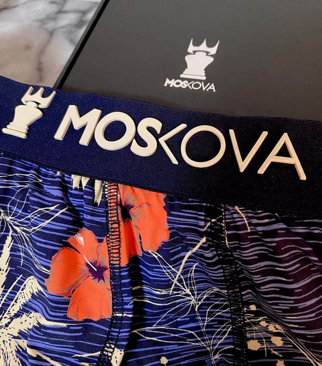 Erenaのインスタグラム：「🇫🇷MOSKOVA JAPAN 🇫🇷 @moskova_japan 細やかなとこまでオシャレなデザイン🎨🖌 種類も豊富だよ…⚜️🤴🏼⚜️ . フランスビアリッツ生まれの高級ボクサーパンツ🩳✨ 阪急メンズ東京&大阪等に展開中♡ 友人,彼,旦那様,お父様等の誕生日プレゼントにｵｽｽﾒ♥️ . ⇨⇨⇨つづく . ✔️Check her😘✔️ 【公式ｵﾝﾗｲﾝｽﾄｱ】‪https://moskova.co.jp‬ . . #moskova#マイmoskova#モスコヴァ#モスコバ#プレゼント#メンズ#ボクサーパンツ#メンズアンダーウェア#プレゼント#フランス#ビアリッツ#オシャレ#プレゼントにお勧め#種類豊富#PR」