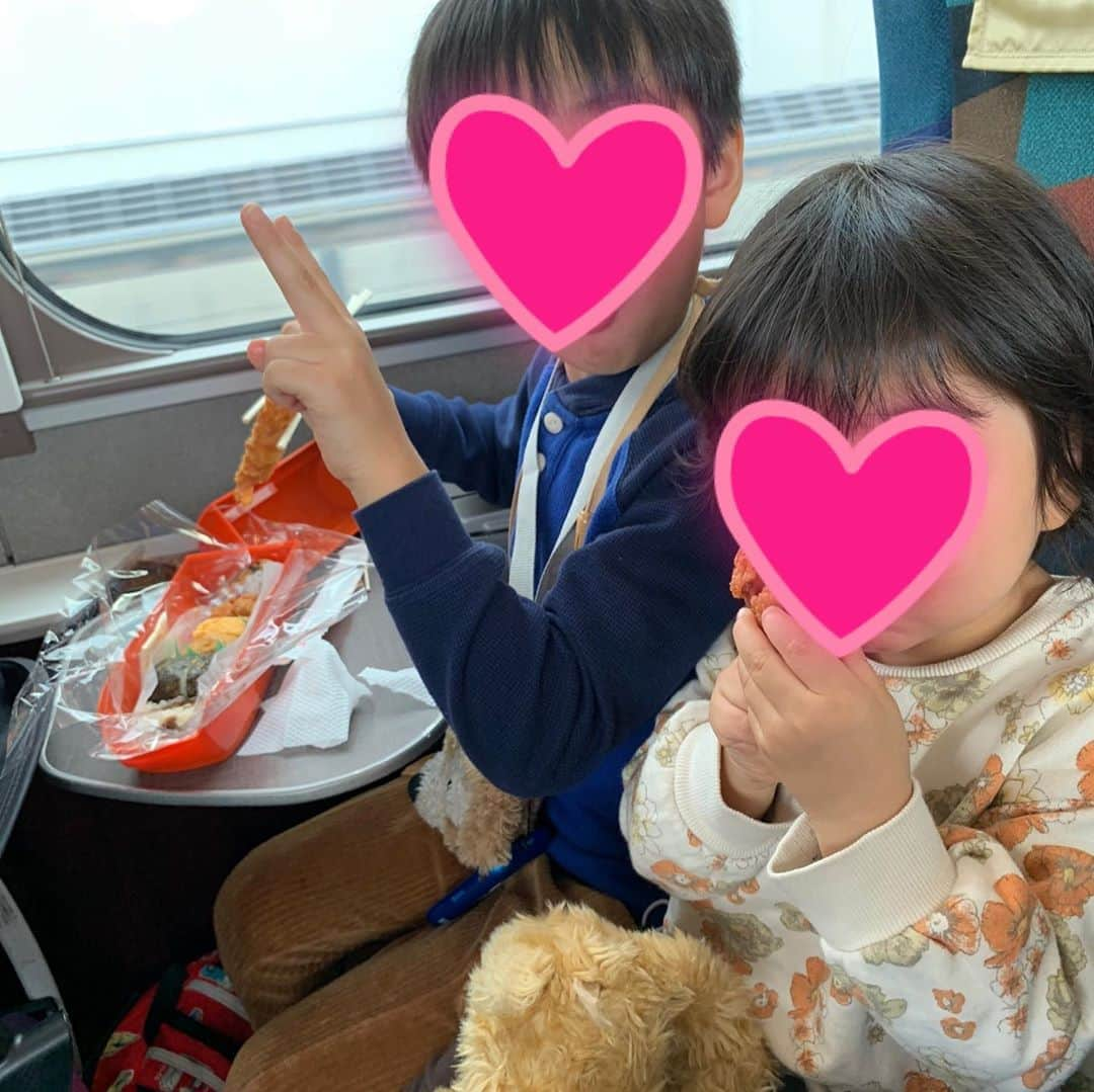 飯田圭織さんのインスタグラム写真 - (飯田圭織Instagram)「子供達と旅行へ。 息子念願のロマンスカーの展望席で ロマンスカー弁当🍱 大はしゃぎです🤣 #旅行  #goto  #ロマンスカー  #ロマンスカー展望席  #楽しい時間」11月3日 11時18分 - iidakaori.official