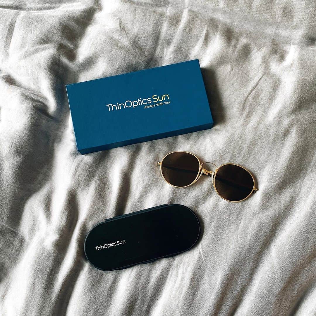 楠ダニエルのインスタグラム：「先日の撮影で使用した﻿ ﻿ @thinoptics  ﻿ のサングラスを﻿ ﻿ 良かったらと。頂きました☺️﻿ ﻿ 形状記憶で薄くて持ち歩きもラクラクぅ ﻿ 実は最近お気に入りのサングラスを﻿ 不慮の事故により無くしてしまい、、﻿ とても嬉しいプレゼントです。﻿ ﻿ これならポケットにも入れられるし﻿ 絶対無くさない😉 ﻿ ﻿ 大切に使わせていただきます🕶  ﻿ ﻿ #サングラス#sunglasses#眼鏡男子 #メガネ#形状記憶#スッキリ#アパレル﻿#aw#秋冬#コーデ#メンズファッション﻿#shooting #フリーモデル#フリーランスモデル#fashion #ハーフ#wear#tokyo#japan#asian##撮影#ハーフモデル#ダニエル#tokyofashion #danny」
