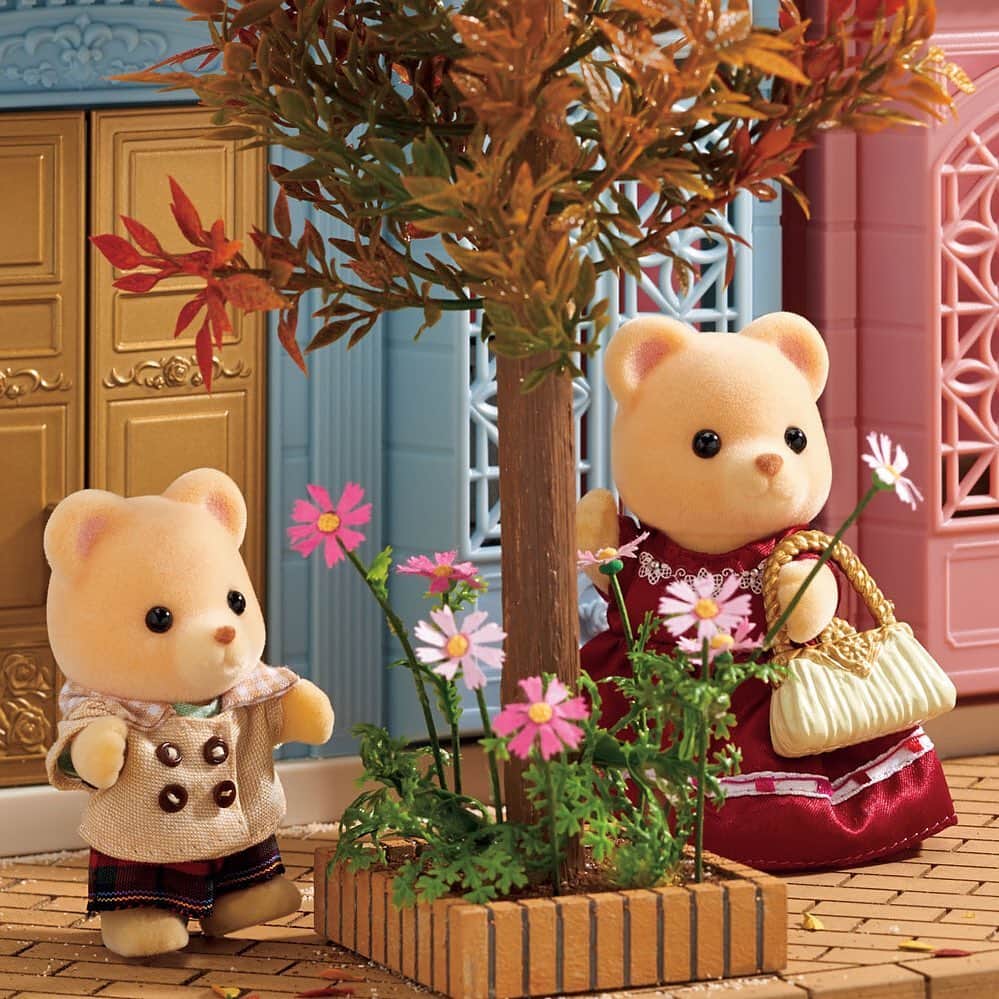 シルバニアファミリー【公式】 さんのインスタグラム写真 - (シルバニアファミリー【公式】 Instagram)「・ クマのお母さんのマーガレットさんが、秋の木々を見てうっとりしています。  「見て、ピアーズくん。 コスモスも咲いて、街路樹もすっかり紅葉してる！秋を感じるわねえ。」  「そうだね、お母さん。 葉っぱが、さつまいもやくりの色に見えるよ・・・ おなか空いてきたなぁ」  ピアーズくんにとっては、やっぱり『食欲の秋』みたいですね。  それぞれの秋を感じている親子なのでした。  #シルバニアファミリー #シルバニア #sylvanianfamilies #calicocritters #sylvanian #ドールハウス #dollhouse #ミニチュア #miniature #秋 #Autumn #秋の花 #コスモス #親子 #食欲の秋」11月3日 11時09分 - sylvanianfamilies_jp