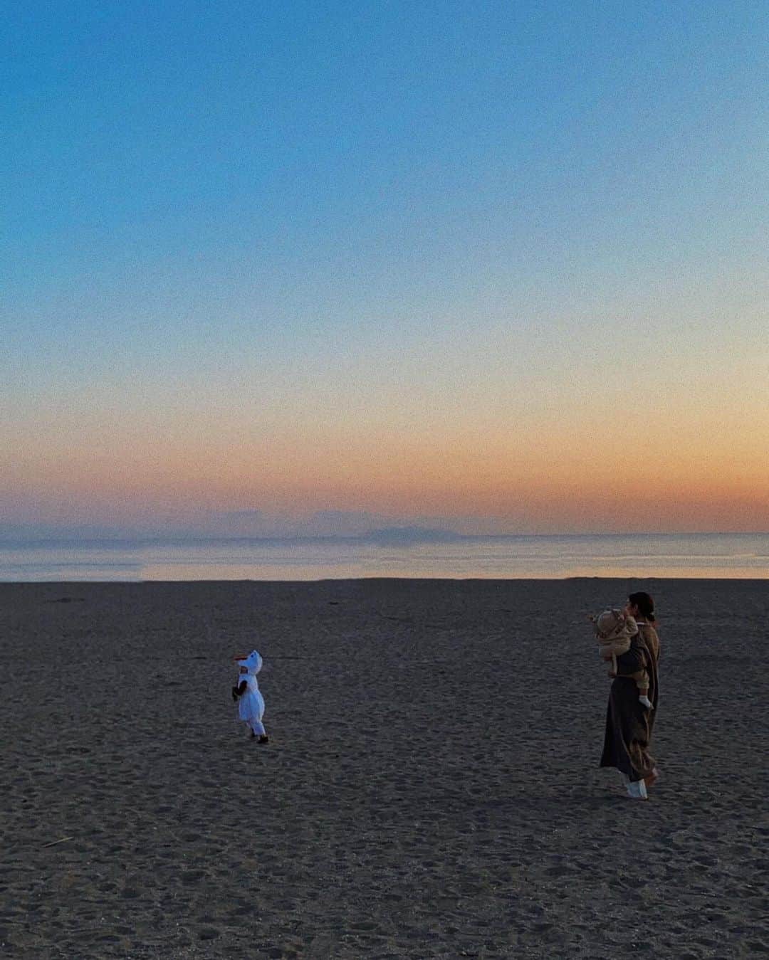 高園あずささんのインスタグラム写真 - (高園あずさInstagram)「週末の鎌倉の夕焼け。美しすぎて目が離せなくなるほどでした☀️  ほんとはボーッとただただ無心で眺めていたかったけど、2,3枚め。  砂浜を駆け回るオラフをひたすら追いかける母🥕 なんてシュール。これが現実。笑 #週末の鎌倉  #家族時間」11月3日 11時10分 - azusa_takazono
