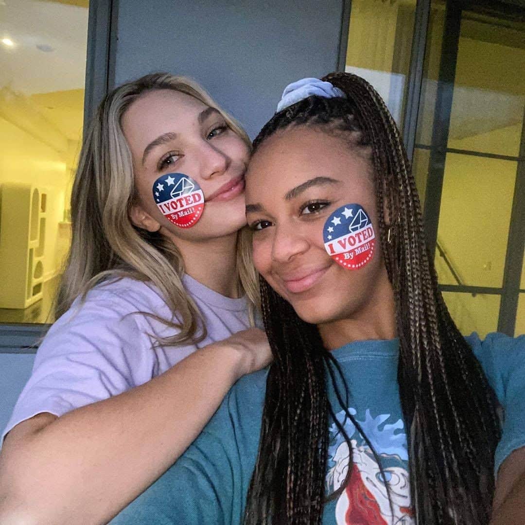 のインスタグラム：「Proud of EVERY first-time voter out there, including @maddieziegler & @niasioux 💪 It's looking like young voter turnout is breaking records this year – and we've still got a chance to help make history. Vote on Election Day if you haven't already! • 🔁 @niasioux」