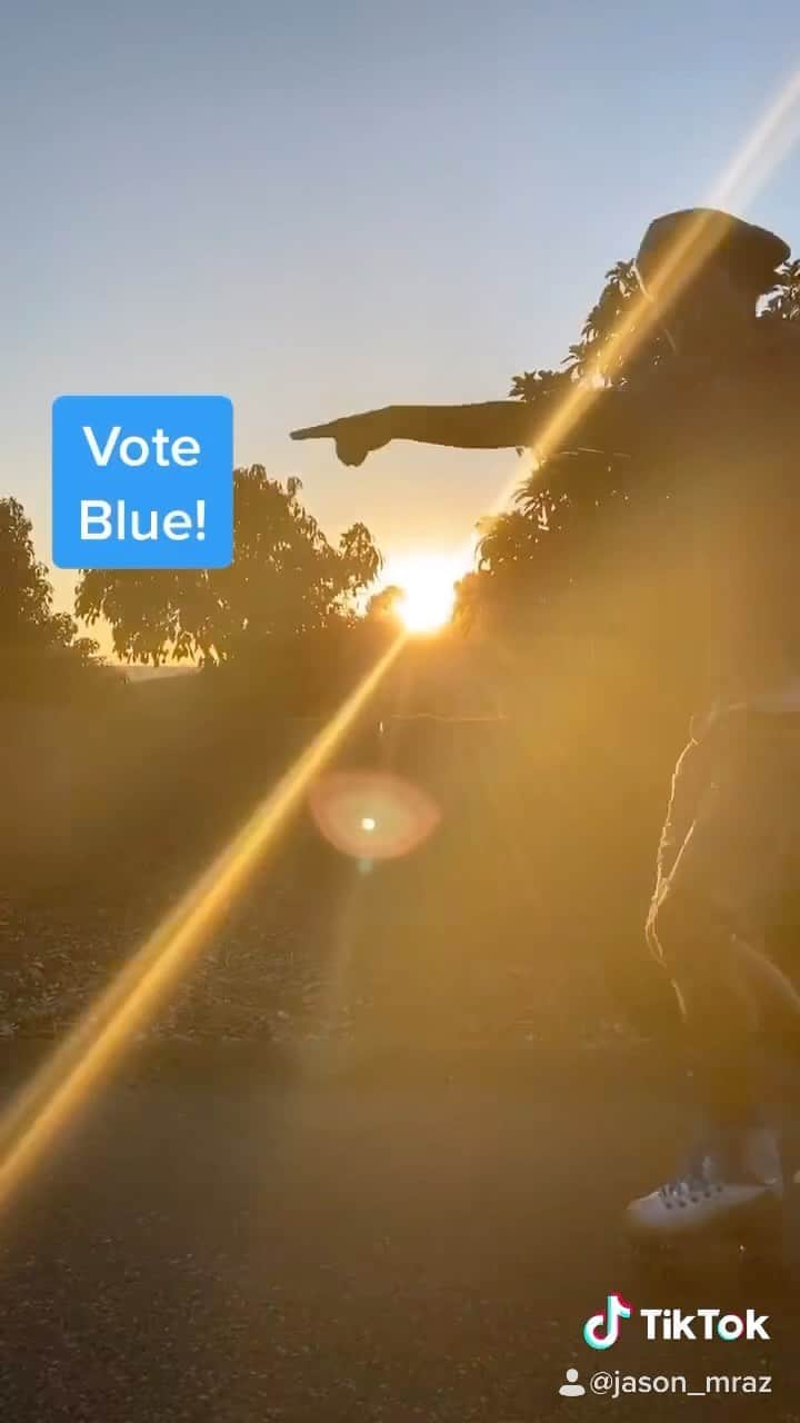 ジェイソン・ムラーズのインスタグラム：「Glidin for #Biden. #Biden2020 #Trump #votehimout #skatehimout #rolloneup」