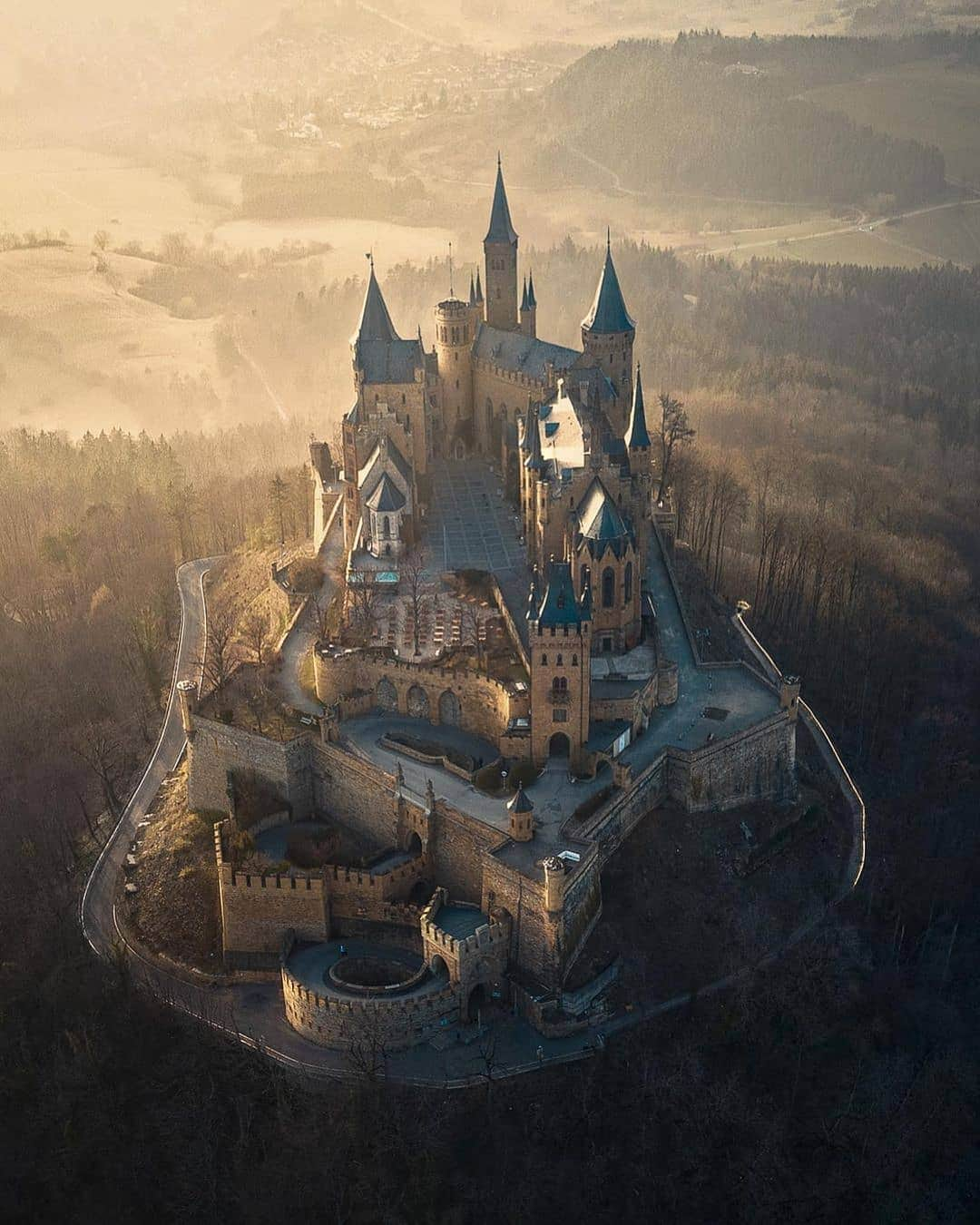 Padgramさんのインスタグラム写真 - (PadgramInstagram)「Golden hour at one of the most beautiful castles in the world 🏰 ➖➖➖➖➖➖➖➖➖➖➖ Congrats to @mindz.eye  #pgdaily #pgstar #pgcounty #germany🇩🇪 #planetgo #planet #planetearth #amazing #awesome #germancastle #castle」11月3日 11時15分 - planet.go